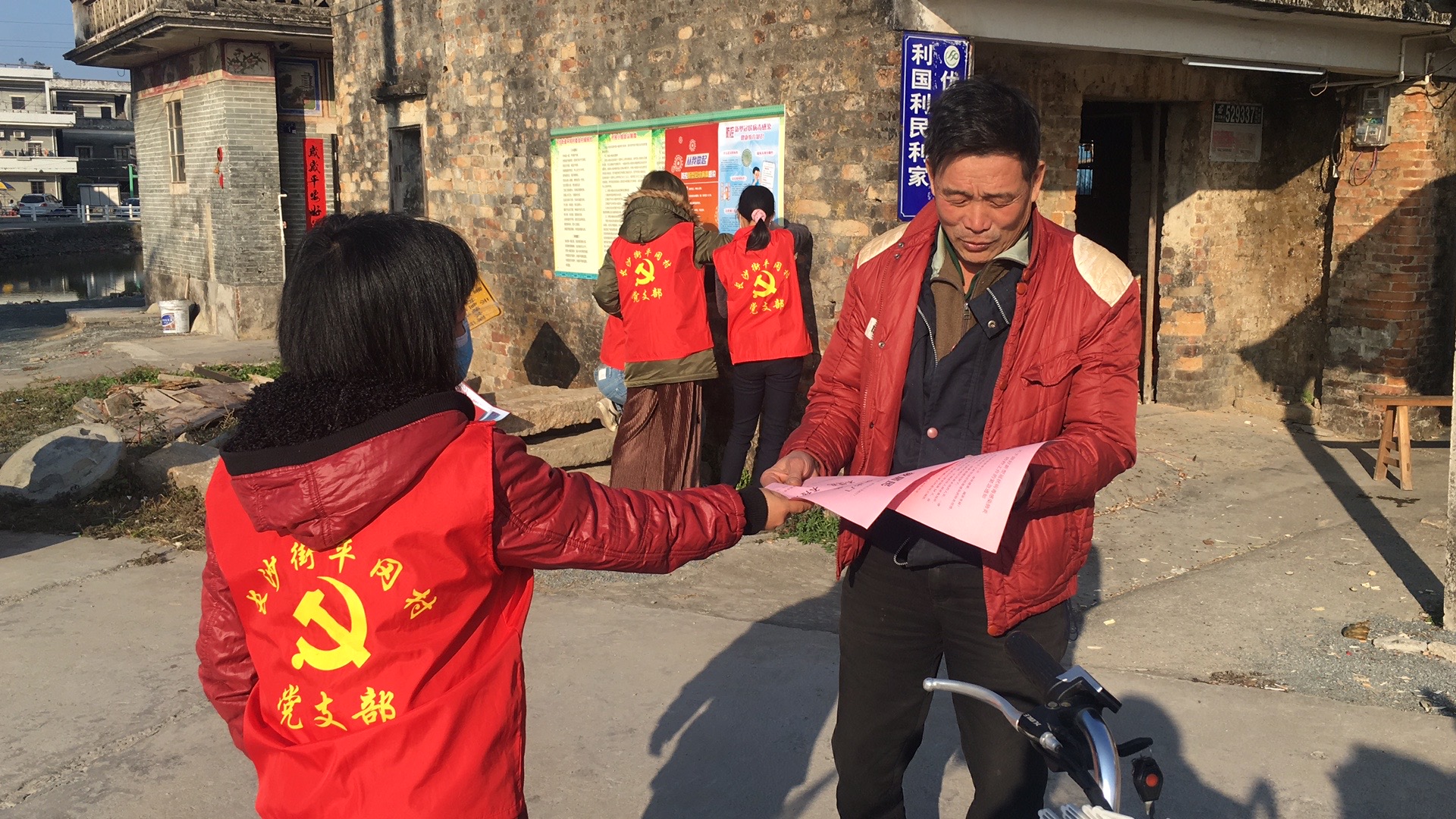 村居党员干部想村民宣传防疫知识.jpg
