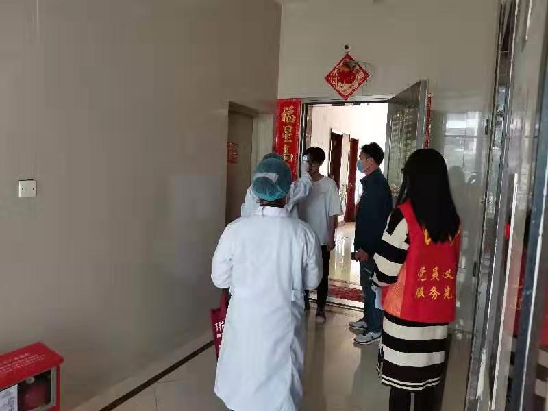 党员干部进居入户为居民量体温.jpg