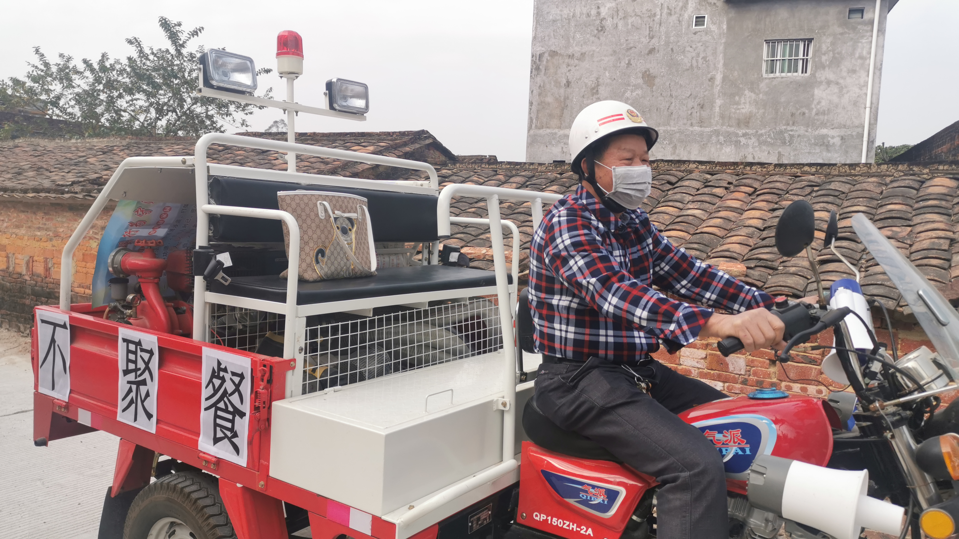 宣传车到村宣传1.jpg