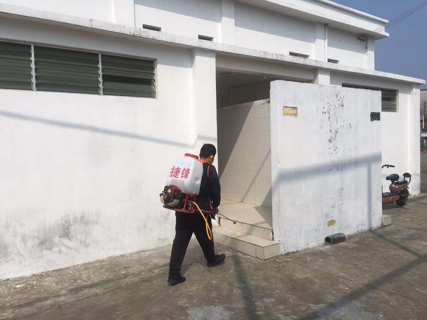 聘请消杀单位在辖区公共场所消毒杀菌2.jpg