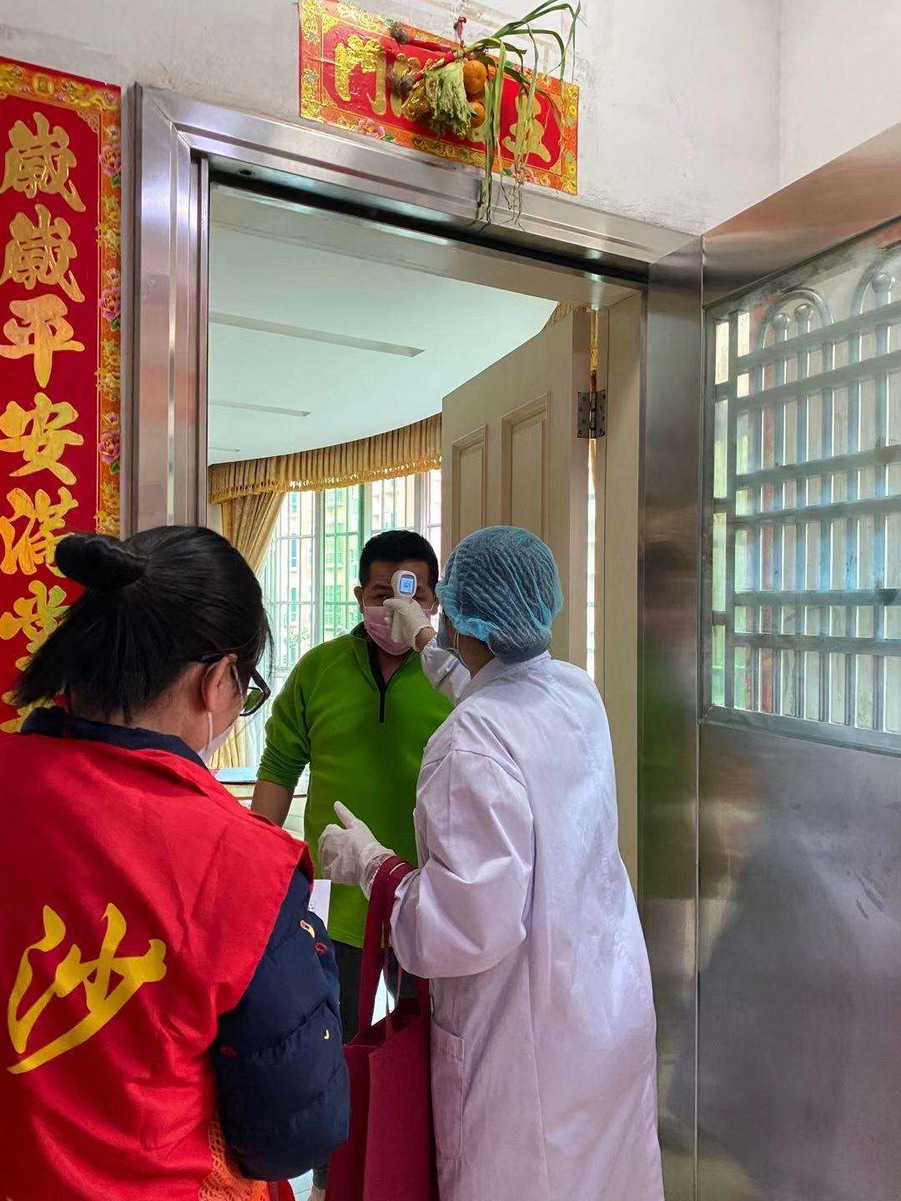 党员干部与医护人员上门做好健康管理监测工作_调整大小.jpg