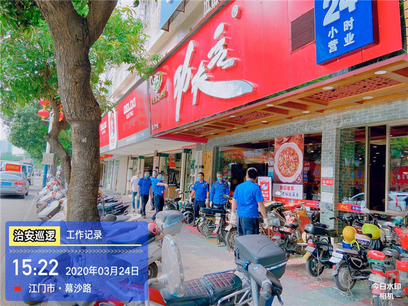 市城监大队联合交警中队到幕沙路一带整治违停私占现象.jpg