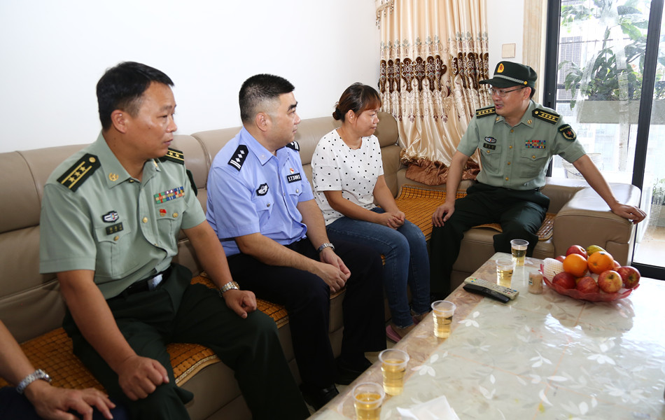 在因公殉职党员吴庆贤家中走访慰问家属欧金英3_副本.jpg