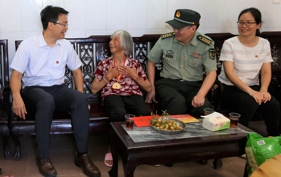 在长沙街道东乐东阳村有着62年党龄的老党员周勤灯家中4_副本.jpg
