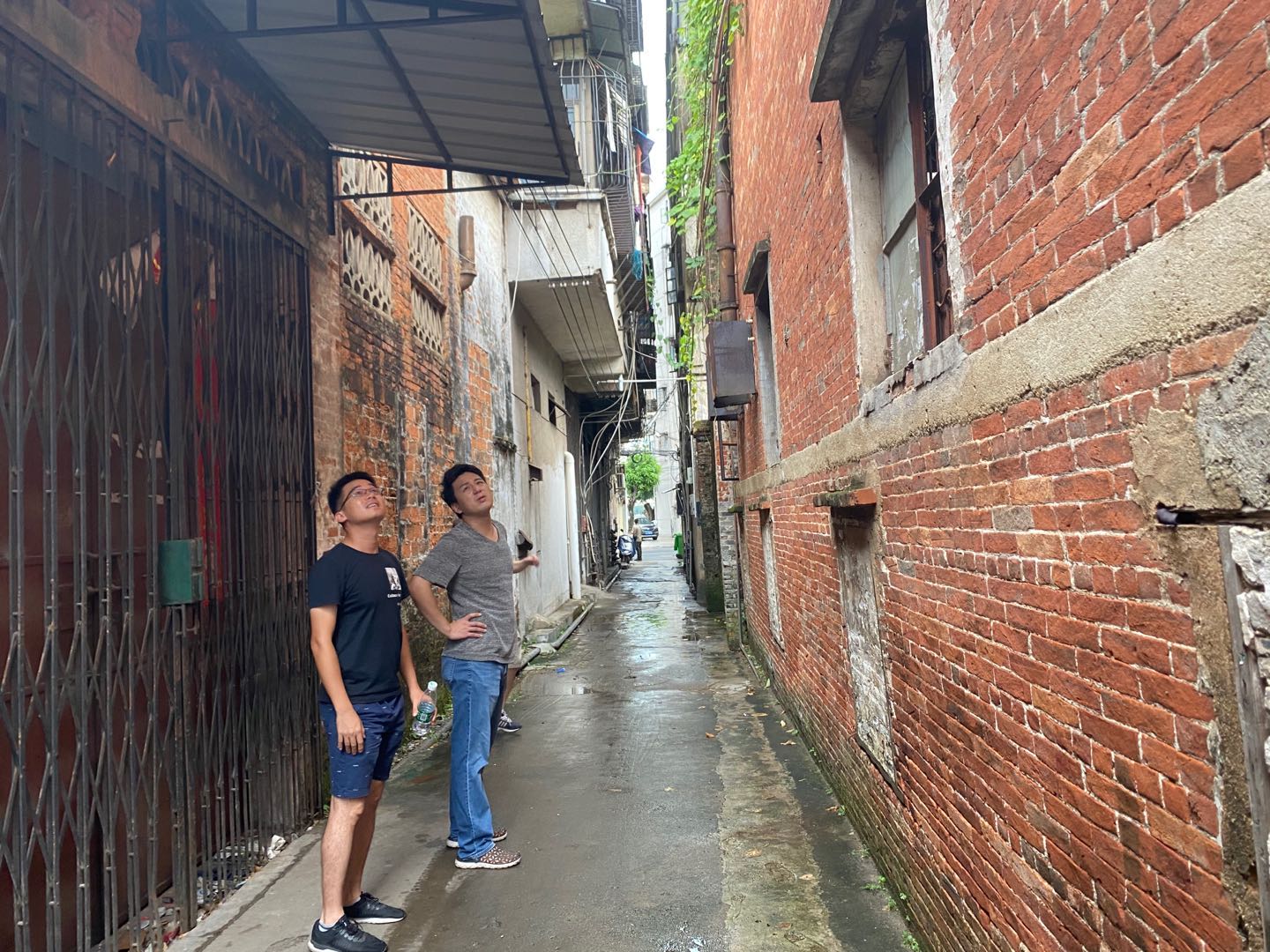 街道办领导现场指挥排危工作.jpg