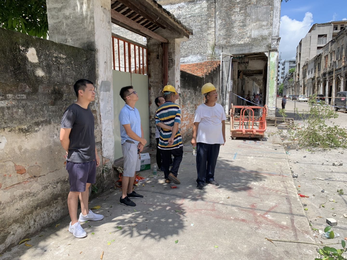 街道办领导现场指挥排危工作2.jpg