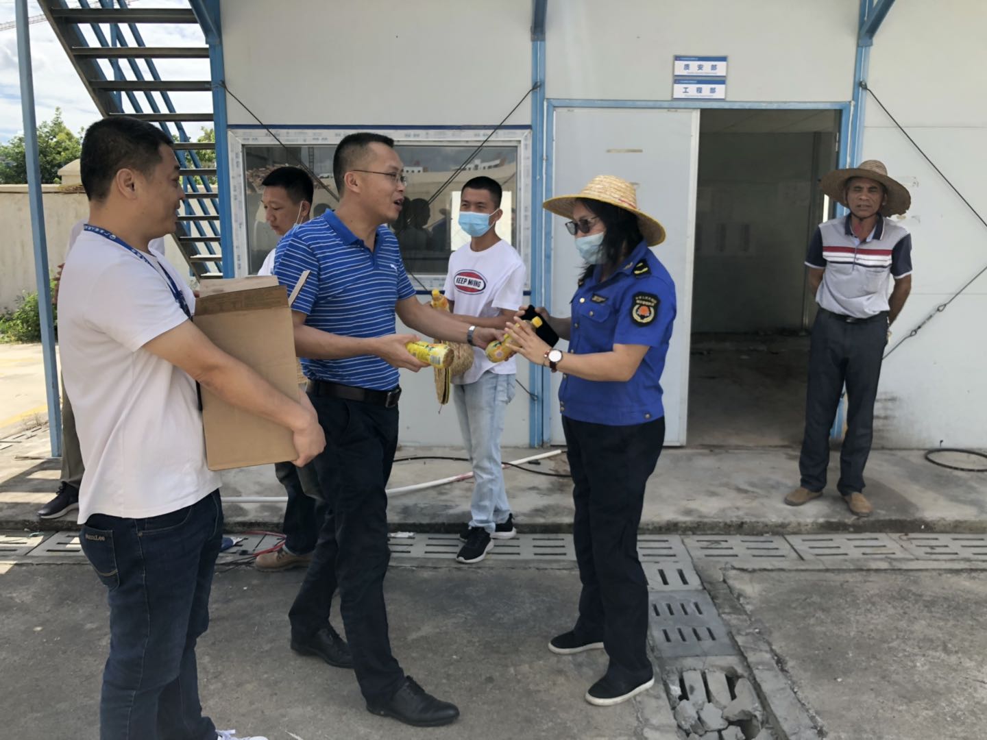 炎炎夏日，局党组成员到各工作现场为一线城管人员送清凉.jpg