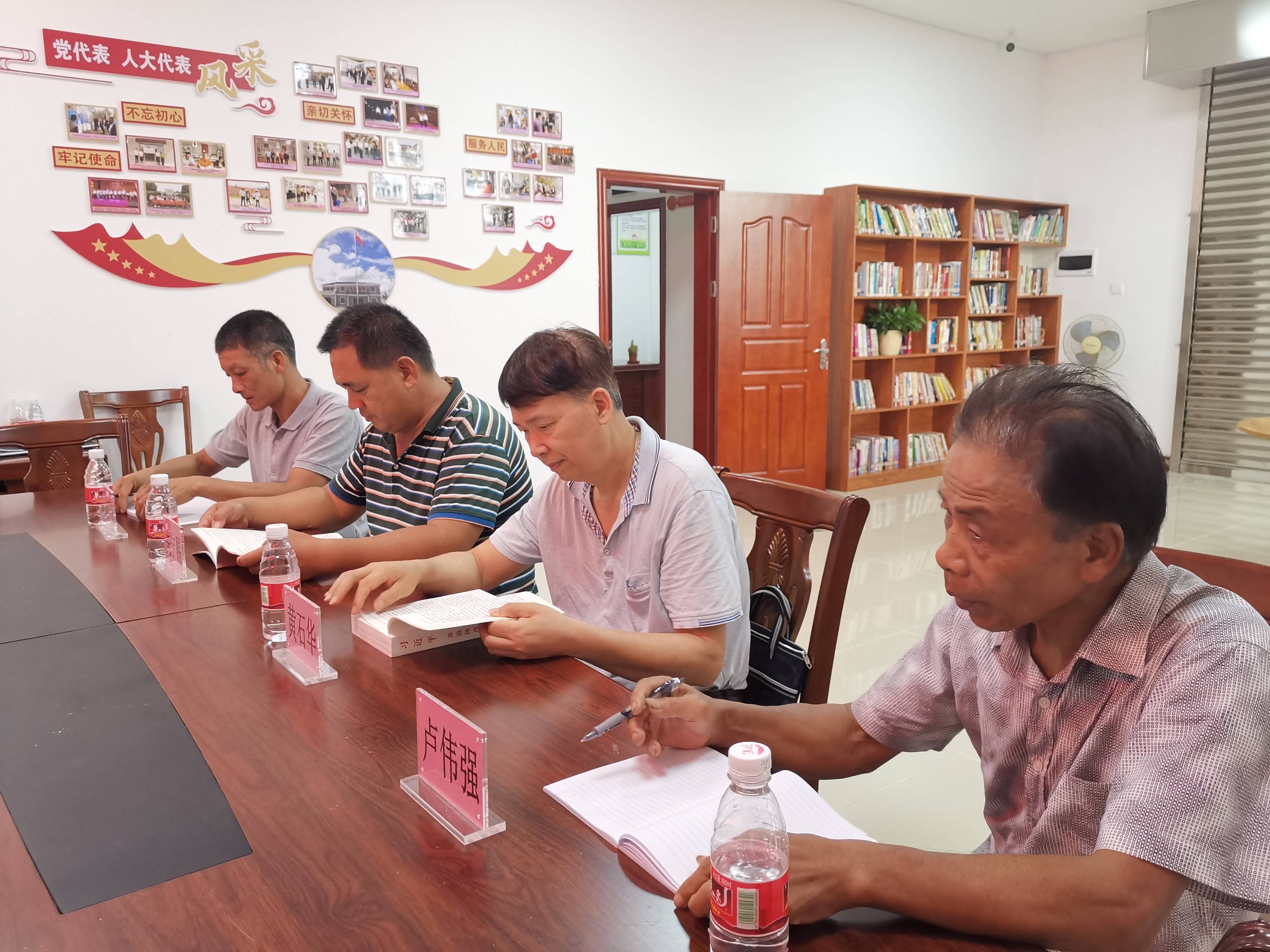 人大代表边翻阅《习近平谈治国理政》第三卷第四章“坚持以人民为中心”，边认真记录学习笔记.jpg