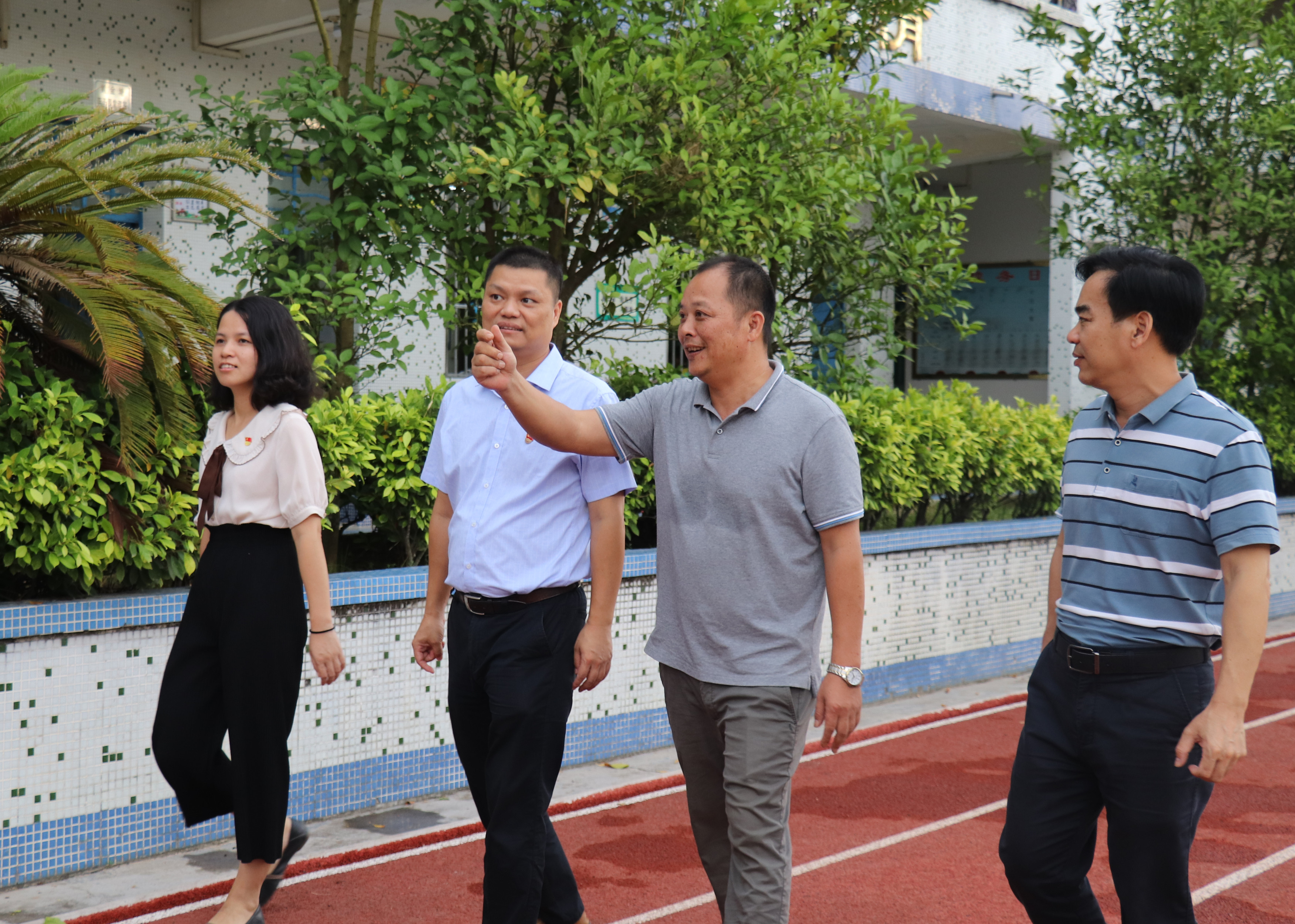 裡讴小学视察.JPG