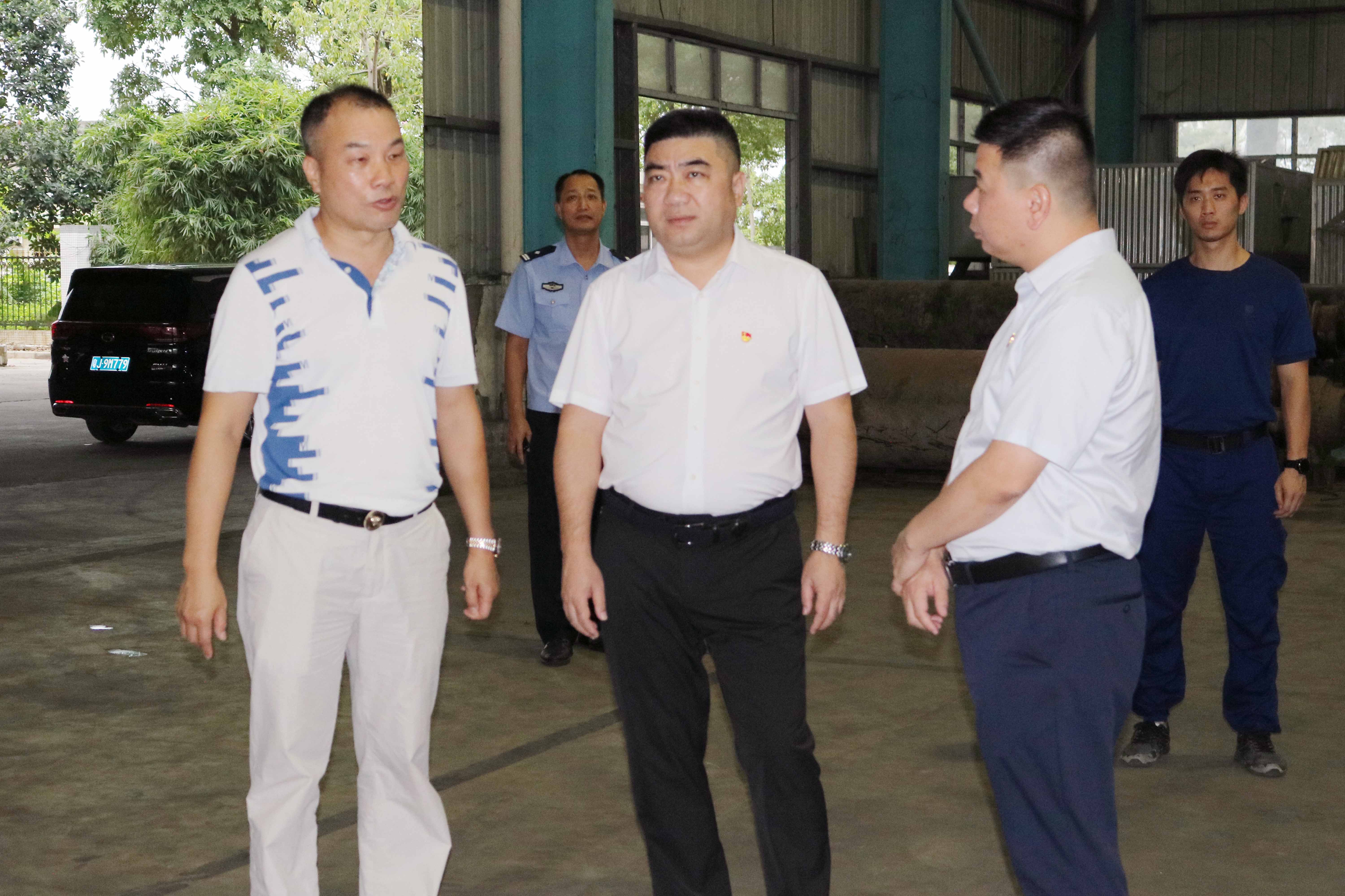 开平市领导吴健明到沙塘镇检查双节前企业安全生产工作走访慰问贫困户