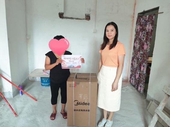 长沙扶贫办为吴惠环购买小家电..jpg
