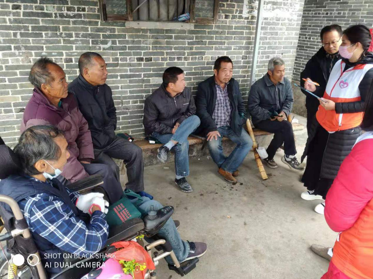 惠群社工向社区居民讲解交通安全知识.png
