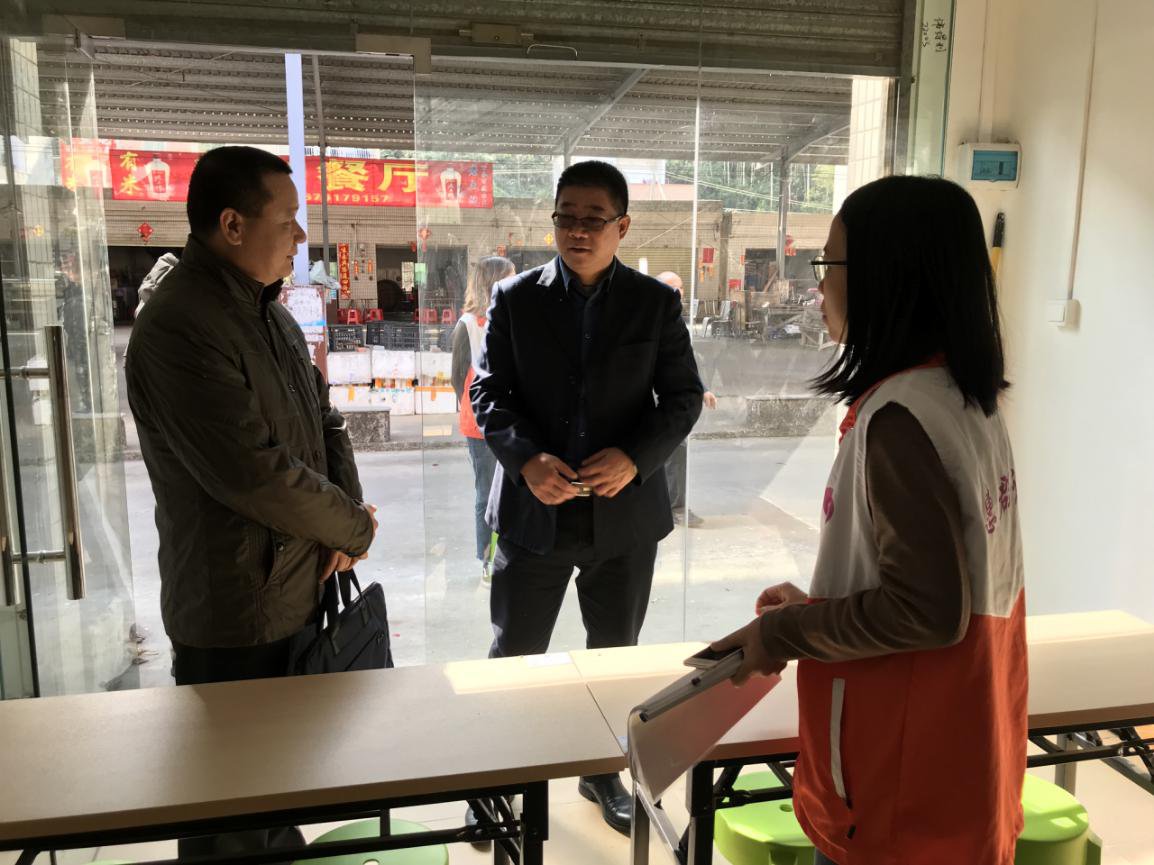 项目社工向中共开平市委政法委副书记杨飘（左）、中共龙胜镇党委副书记劳振辉（中）现场介绍项目改造情况.png