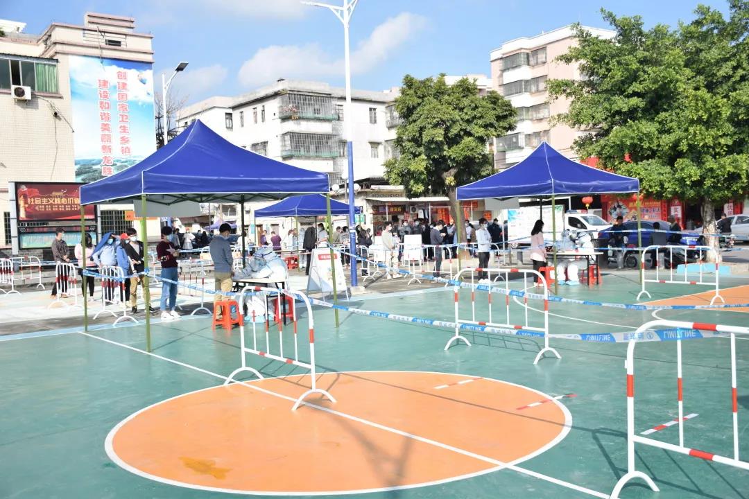 演练活动现场设置了检测等候区、体温检测区、临时隔离区、样本采集区等，参与人员积极配合，有序应对，演练活动圆满完成.jpg