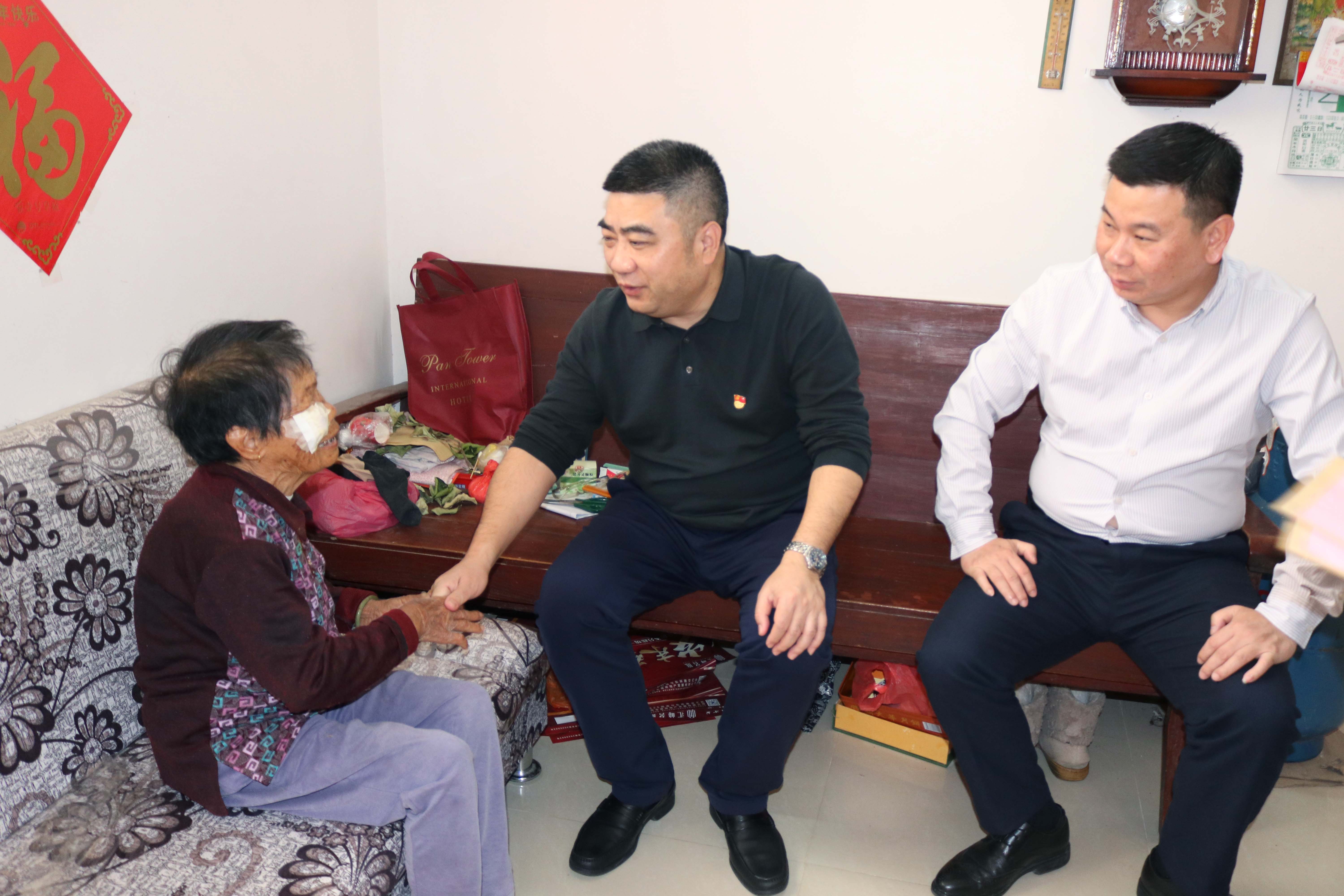 市领导吴健明到沙塘镇走访慰问军烈属及优秀党员