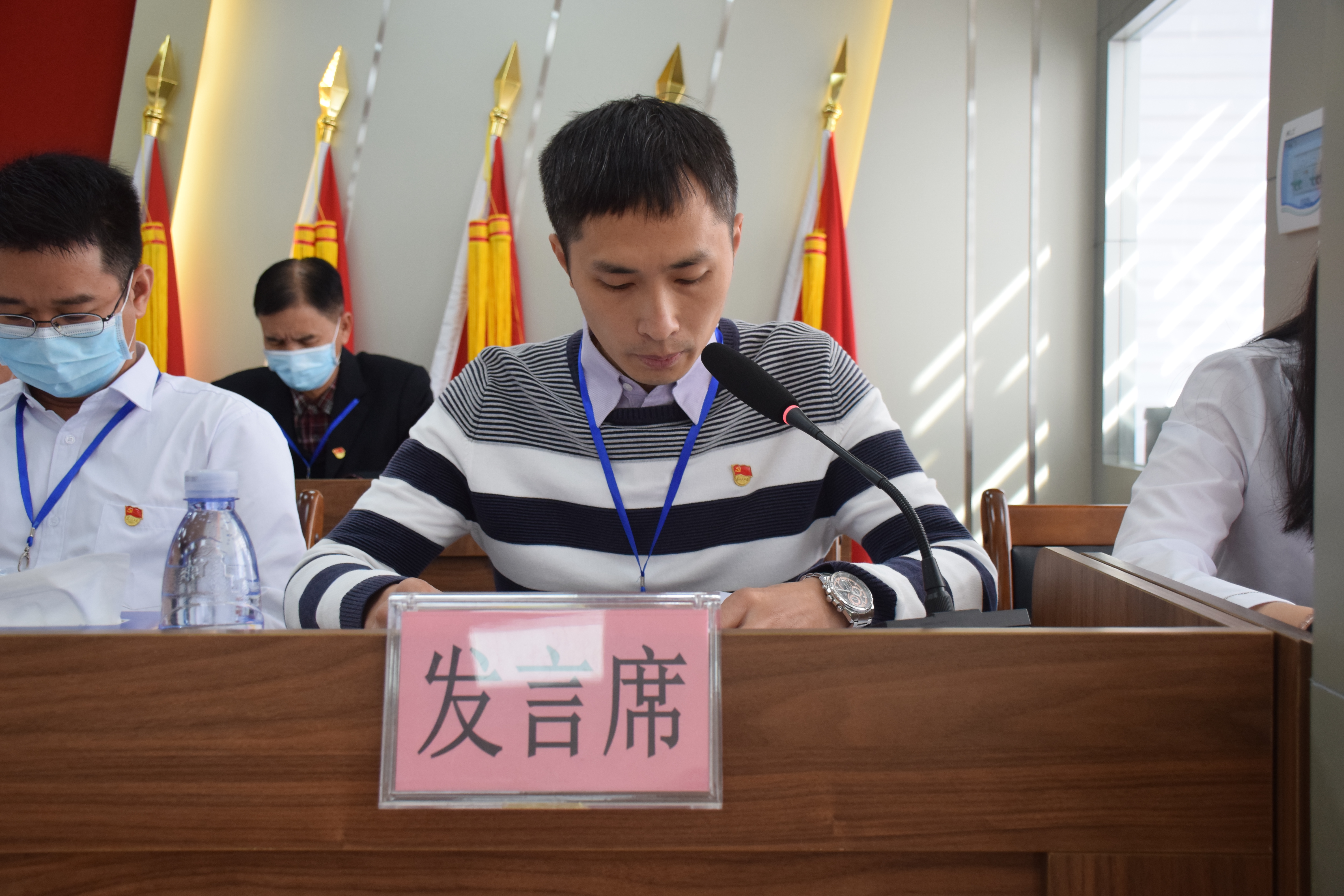 4龙胜镇财政所所长刘健文作《龙胜镇2020年财政预算执行情况和2021年财政预算草案的报告》.JPG