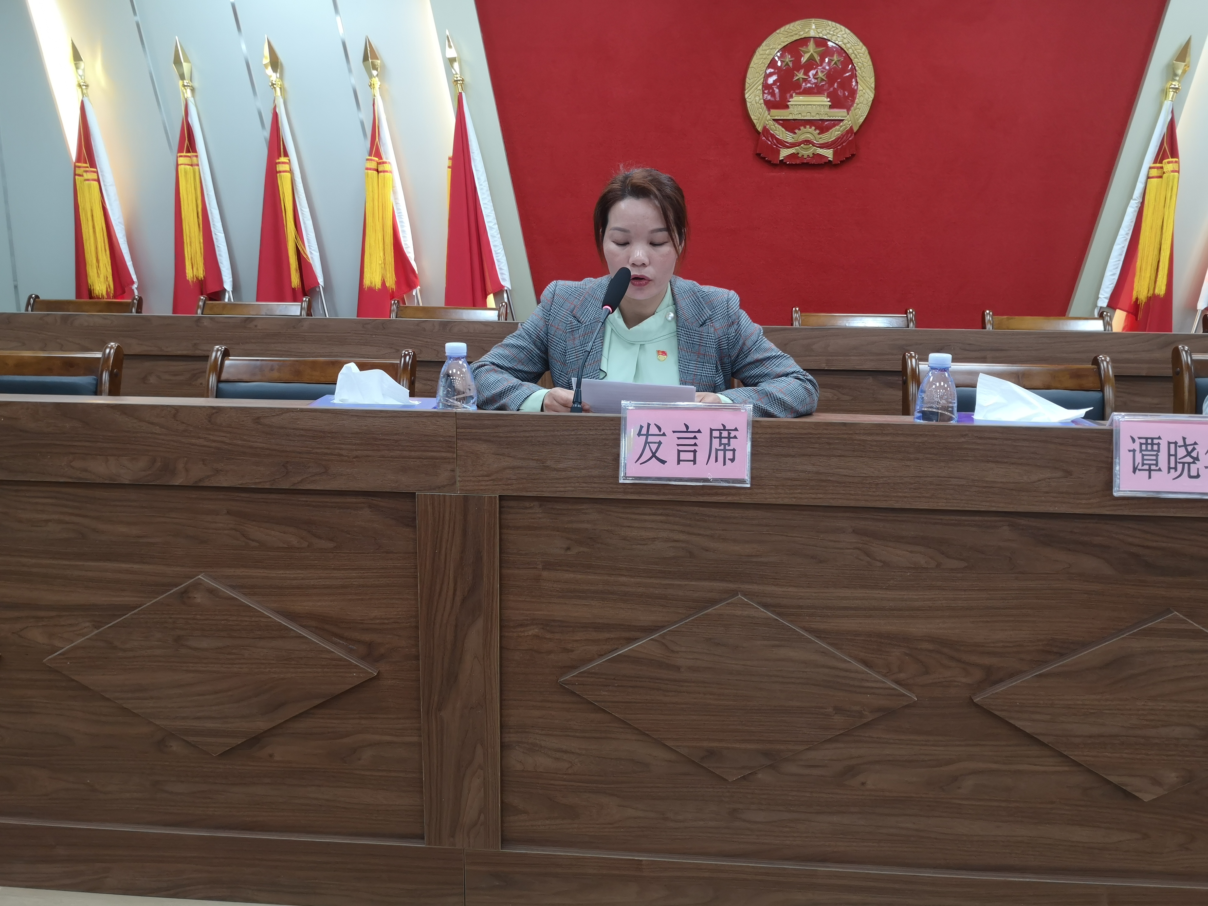 4村（社区）新旧党组织书记上台发言.jpg
