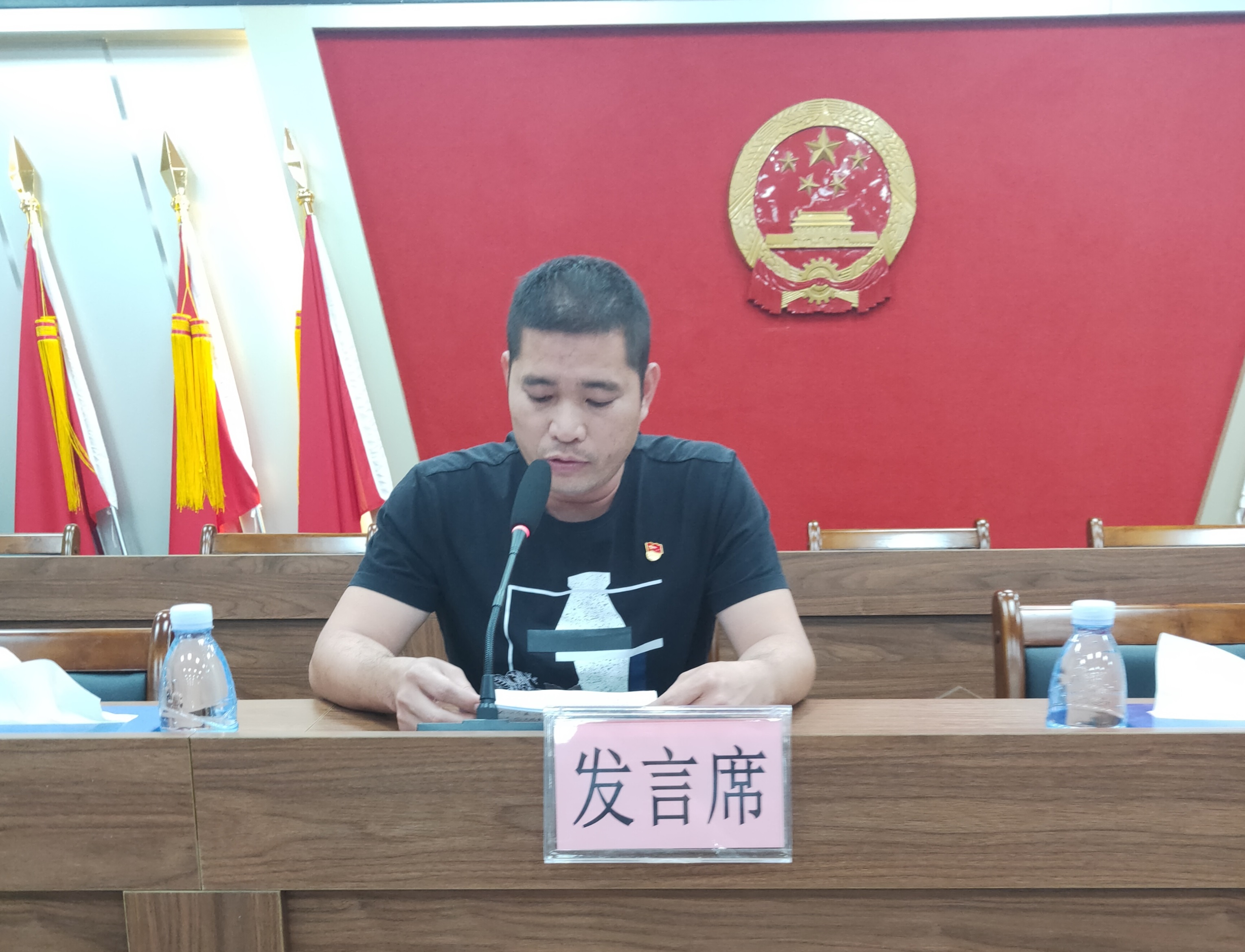 5村（社区）新旧党组织书记上台发言.jpg
