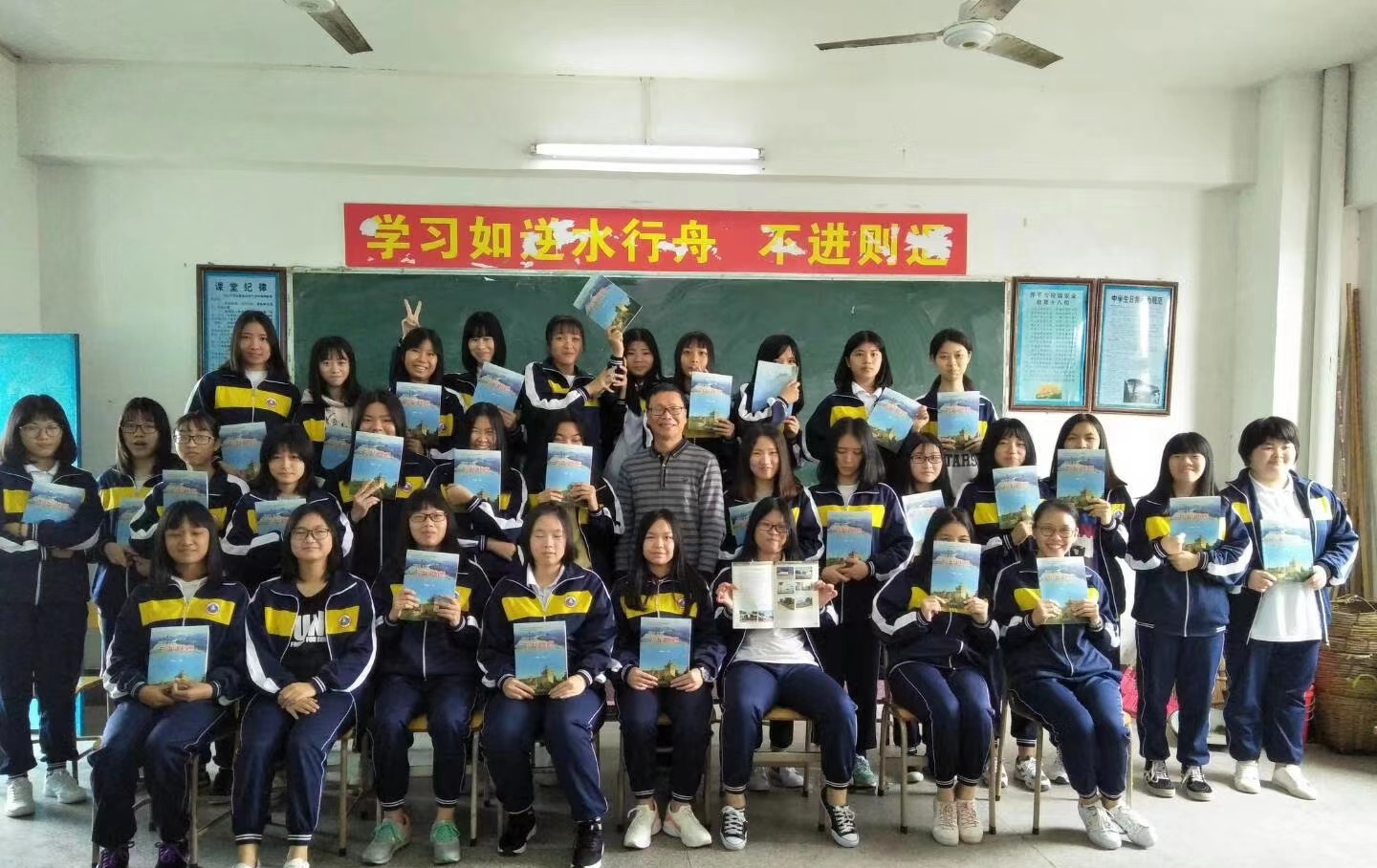 2  学生领到《开平地理》教材后与老师开心留影.jpg