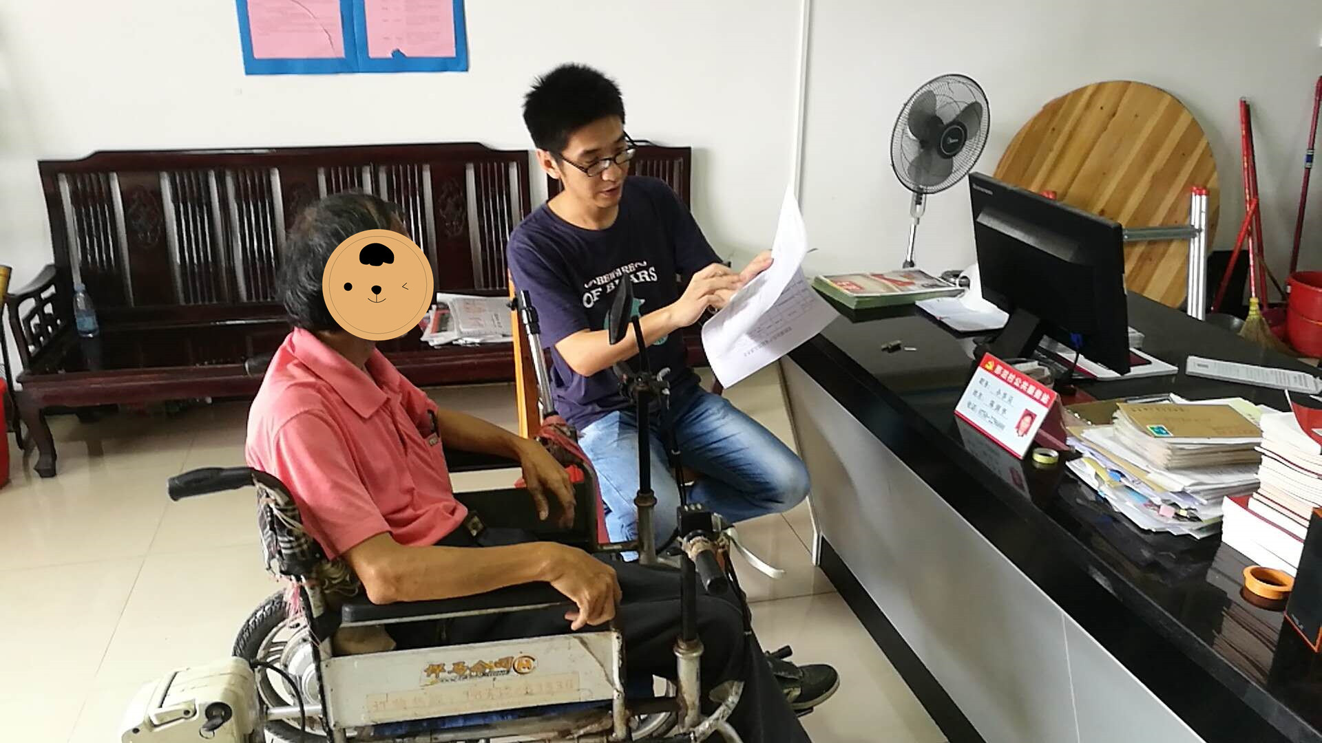 1对精准扶贫户进行扶贫政策解释_副本.jpg