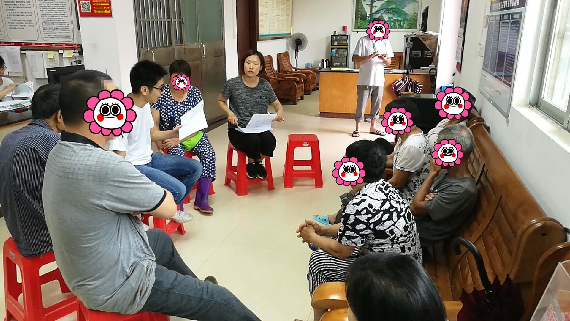 2对贫困户讲解扶贫项目细则_副本.jpg