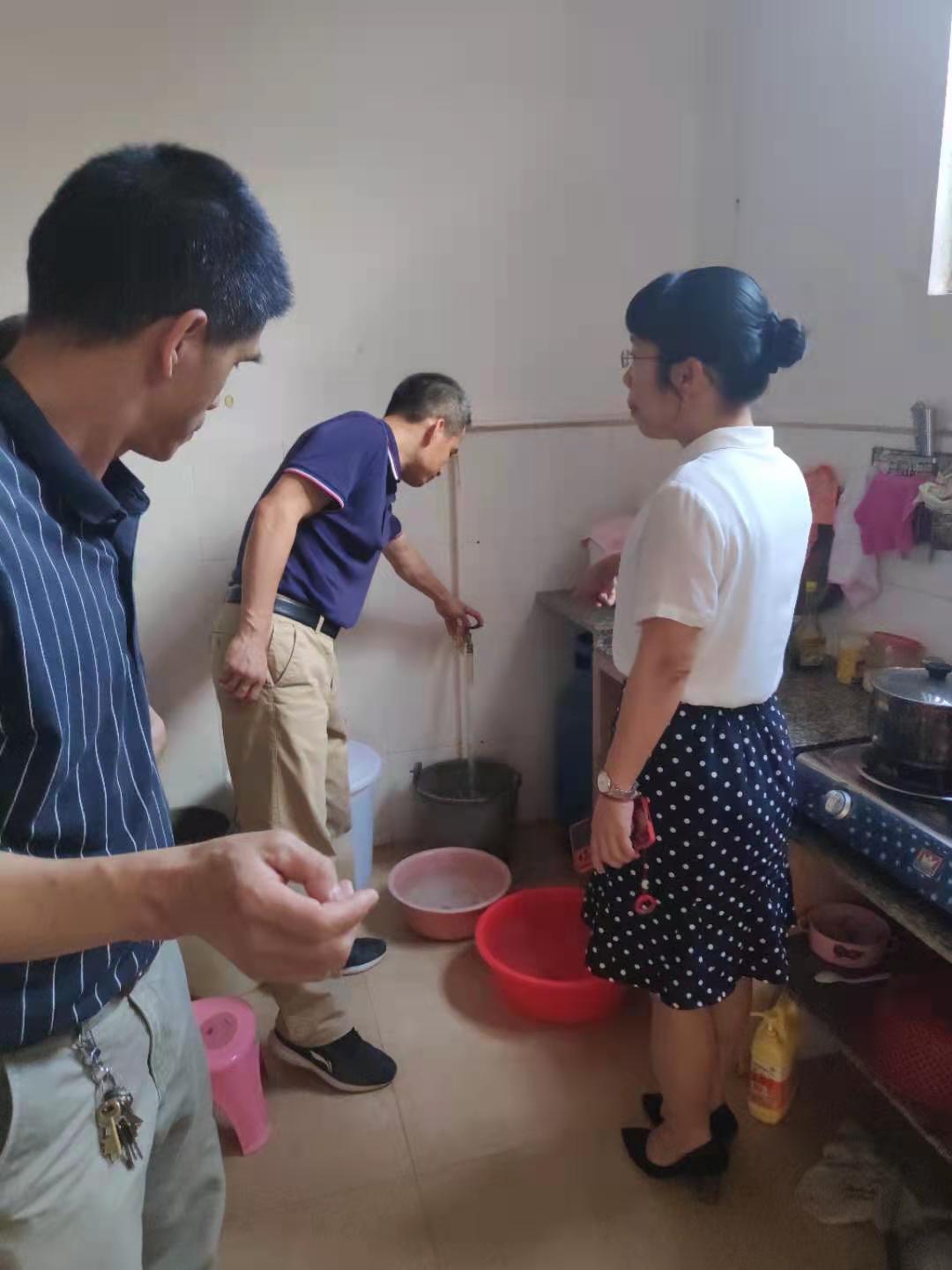 1龙胜镇镇长黄巧娜到西杰村调研村内水压情况.jpg