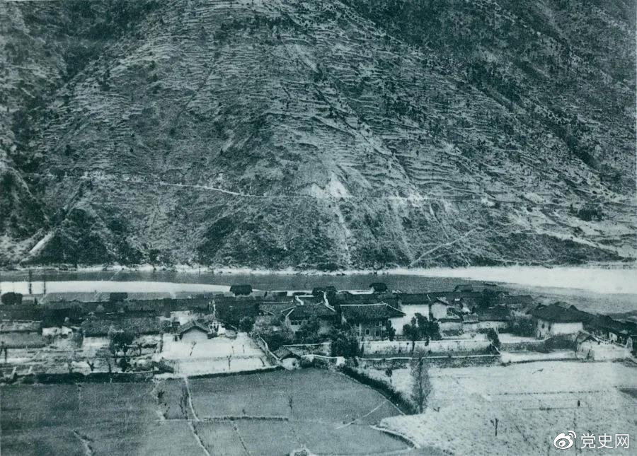 1935年5月25日，红一方面军到达大渡河南岸的安顺场。红军17名勇士靠一叶孤舟强渡大渡河，为沿大渡河左岸北上的部队打开了一条通道。图为安顺场一角。
