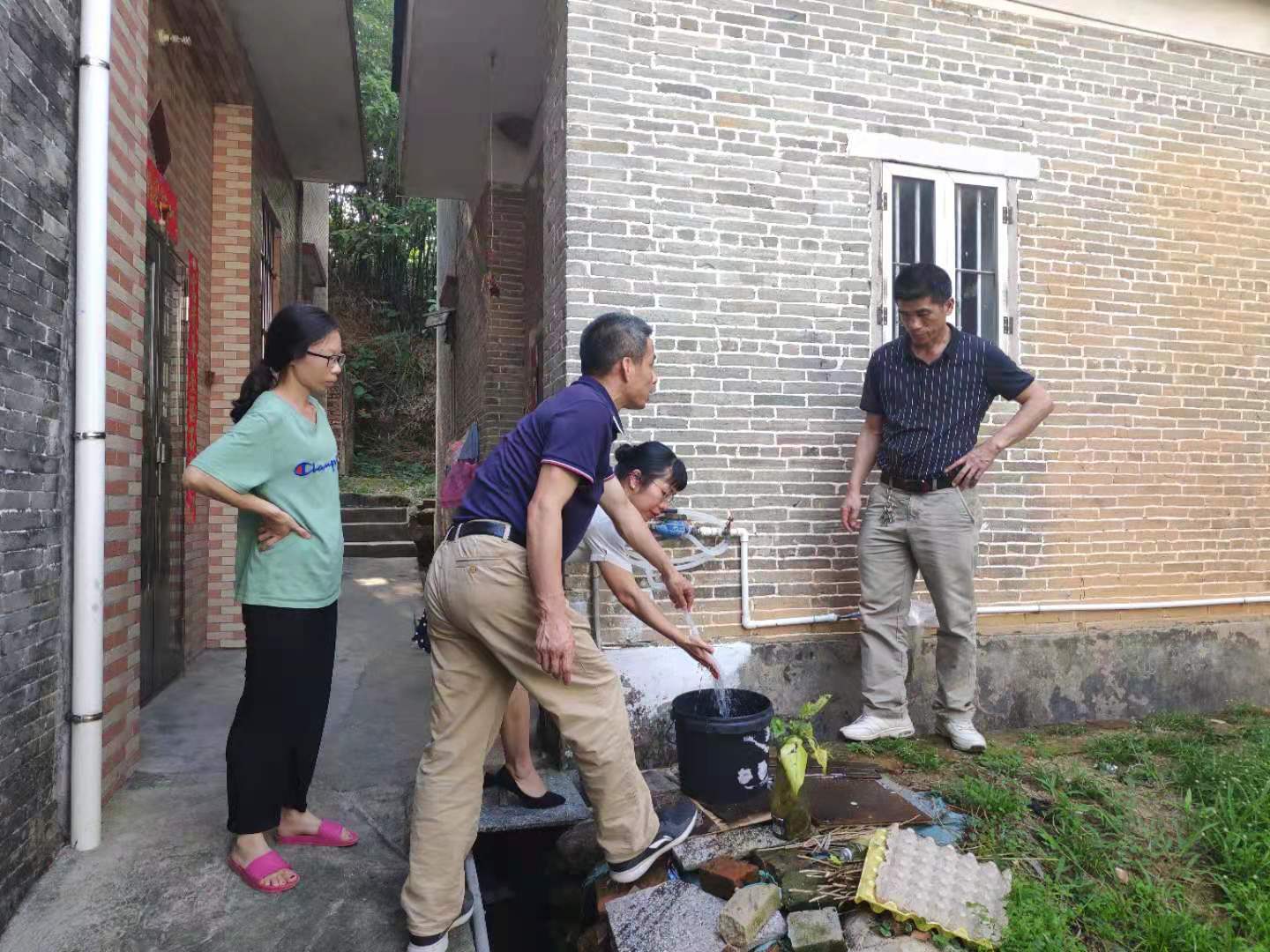 9镇领导到西杰村调研村内水压情况.jpg