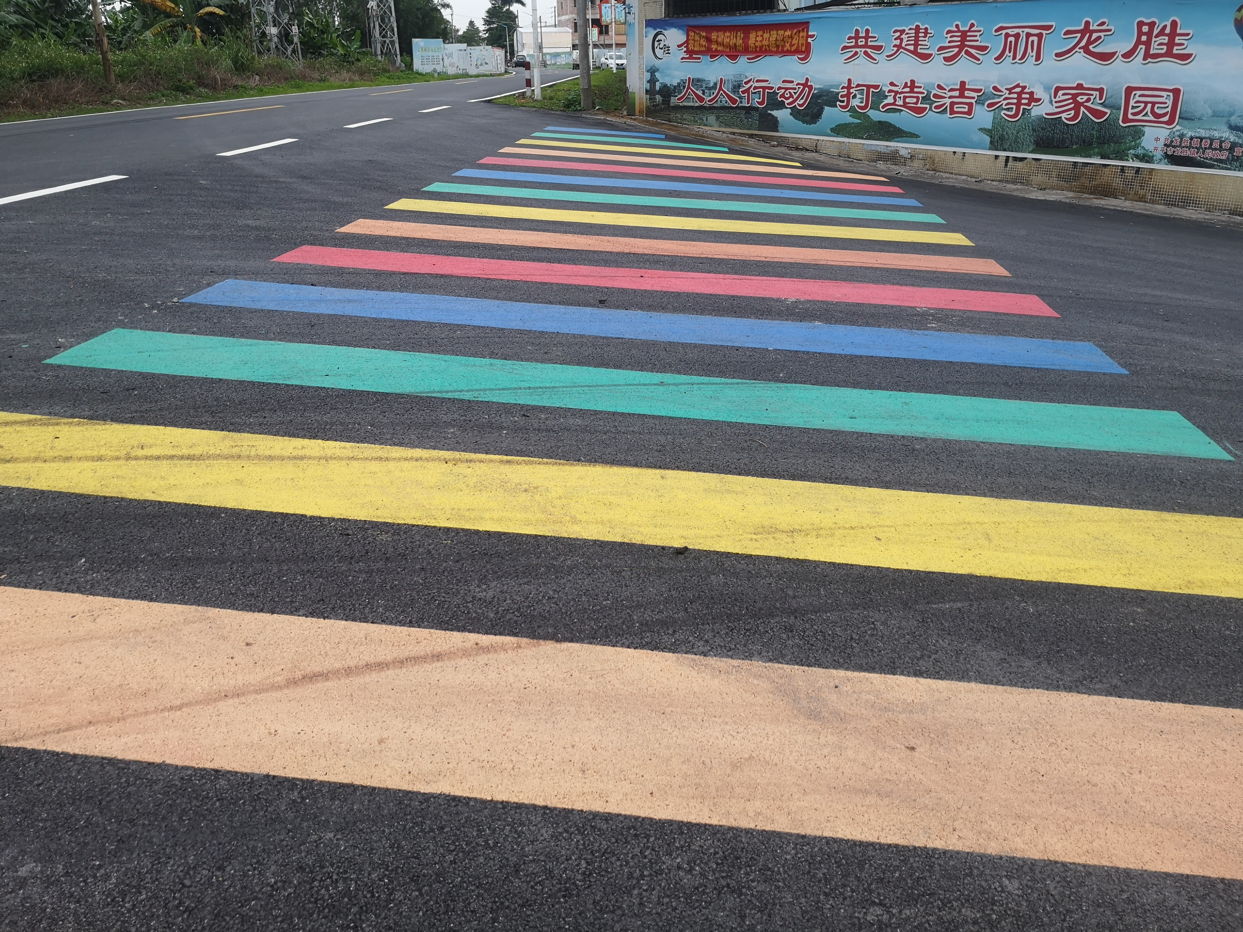11墟镇主干道西段沥青路.jpg