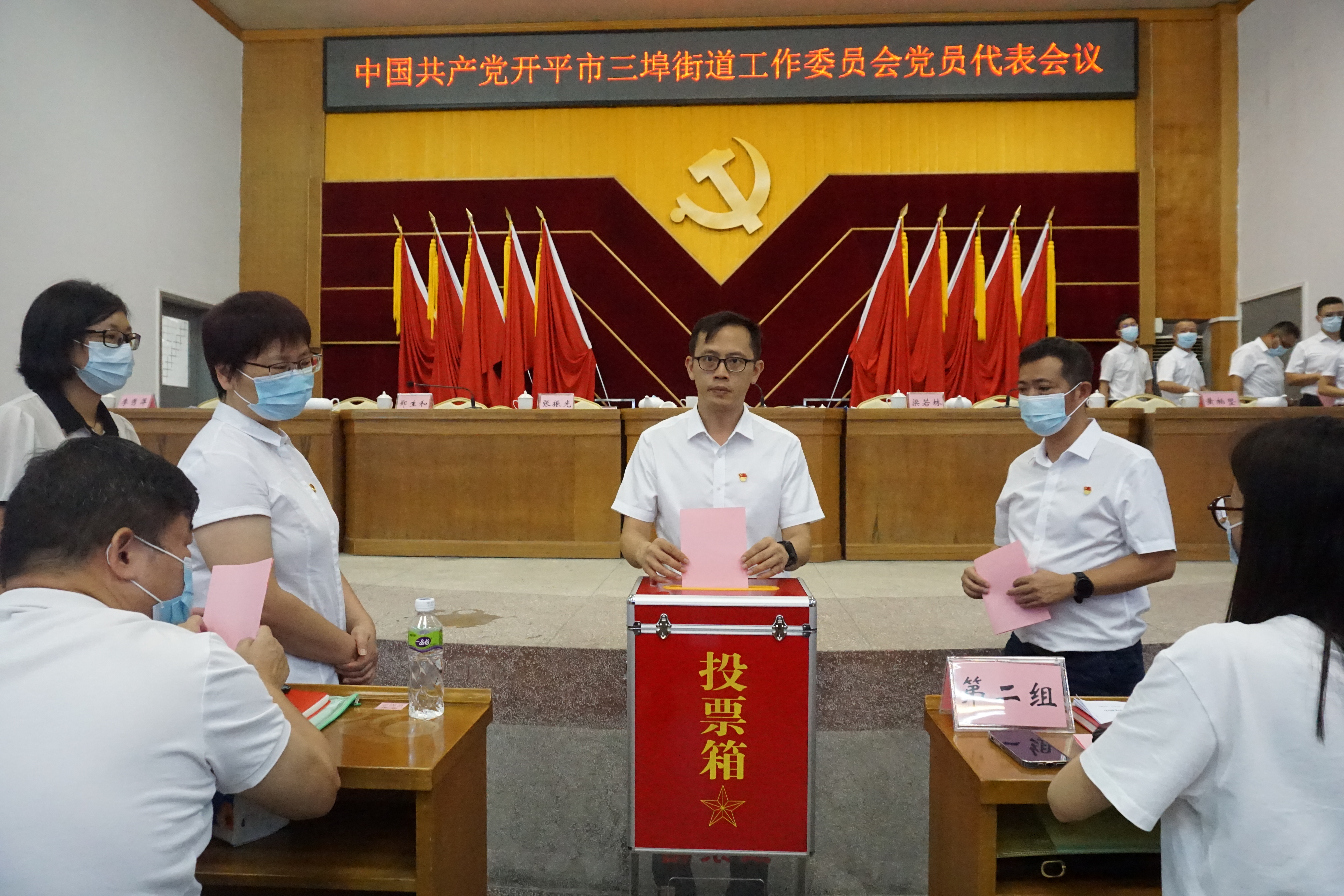 参会代表逐一投票.JPG