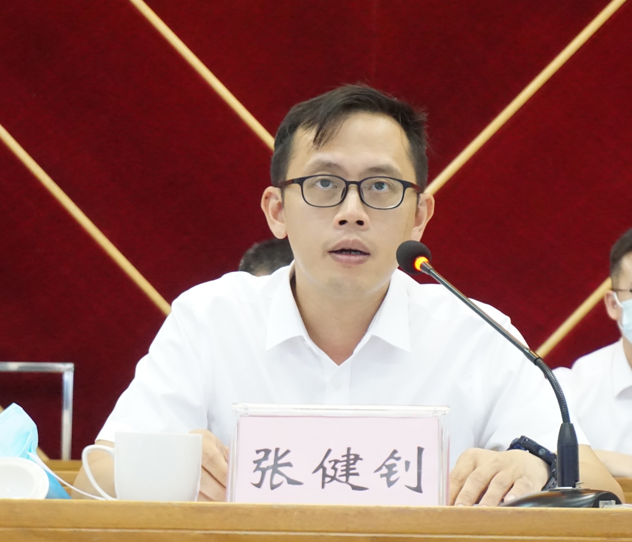 街道党工委副书记、办事处主任张健钊主持会议.JPG