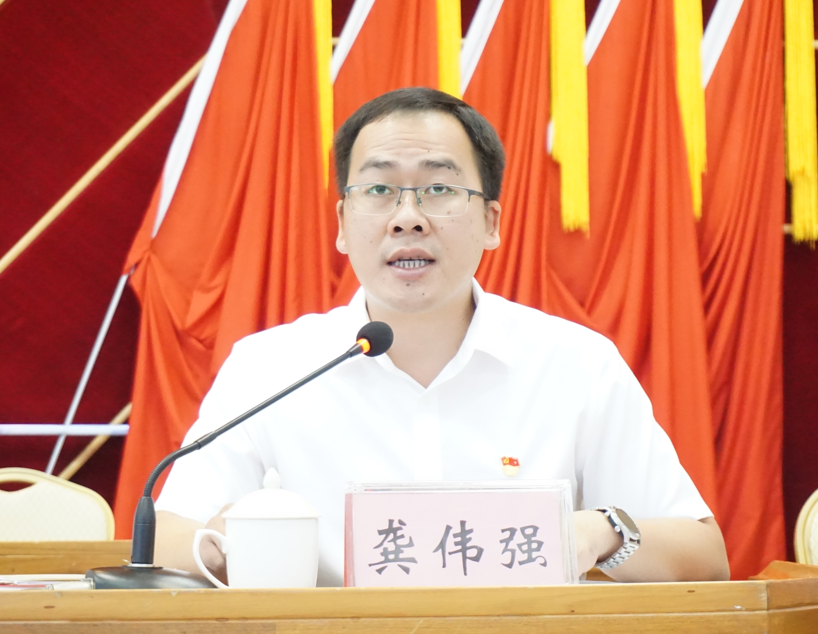 街道党工委副书记宣读市委提名的代表候选人名单、市委组织部对街道党工委上报代表候选人预备人选的批复和街道党工委确定的代表候选人预备人选名单.JPG