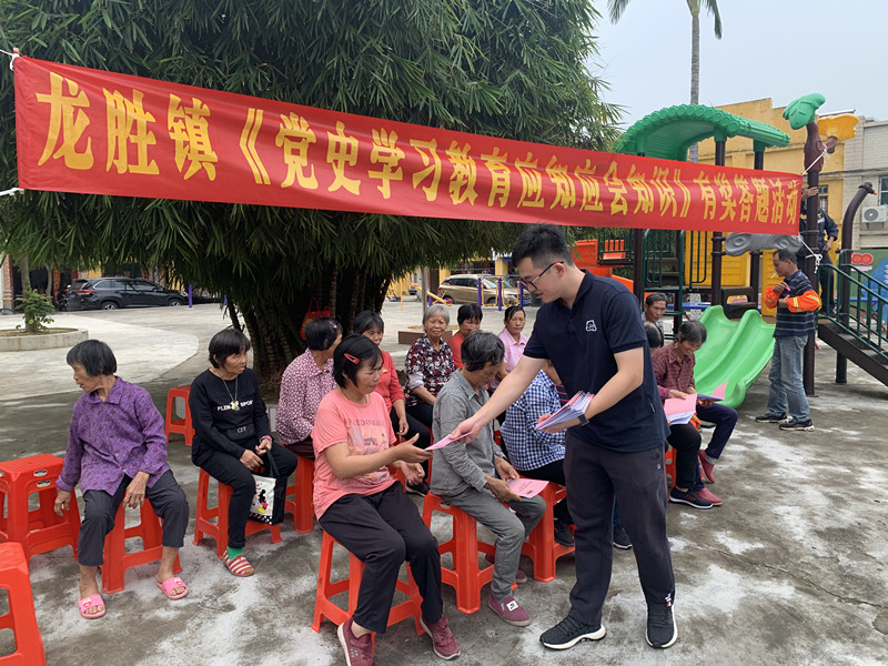 2派发《党史学习教育应知应会知识手册》_副本.jpg