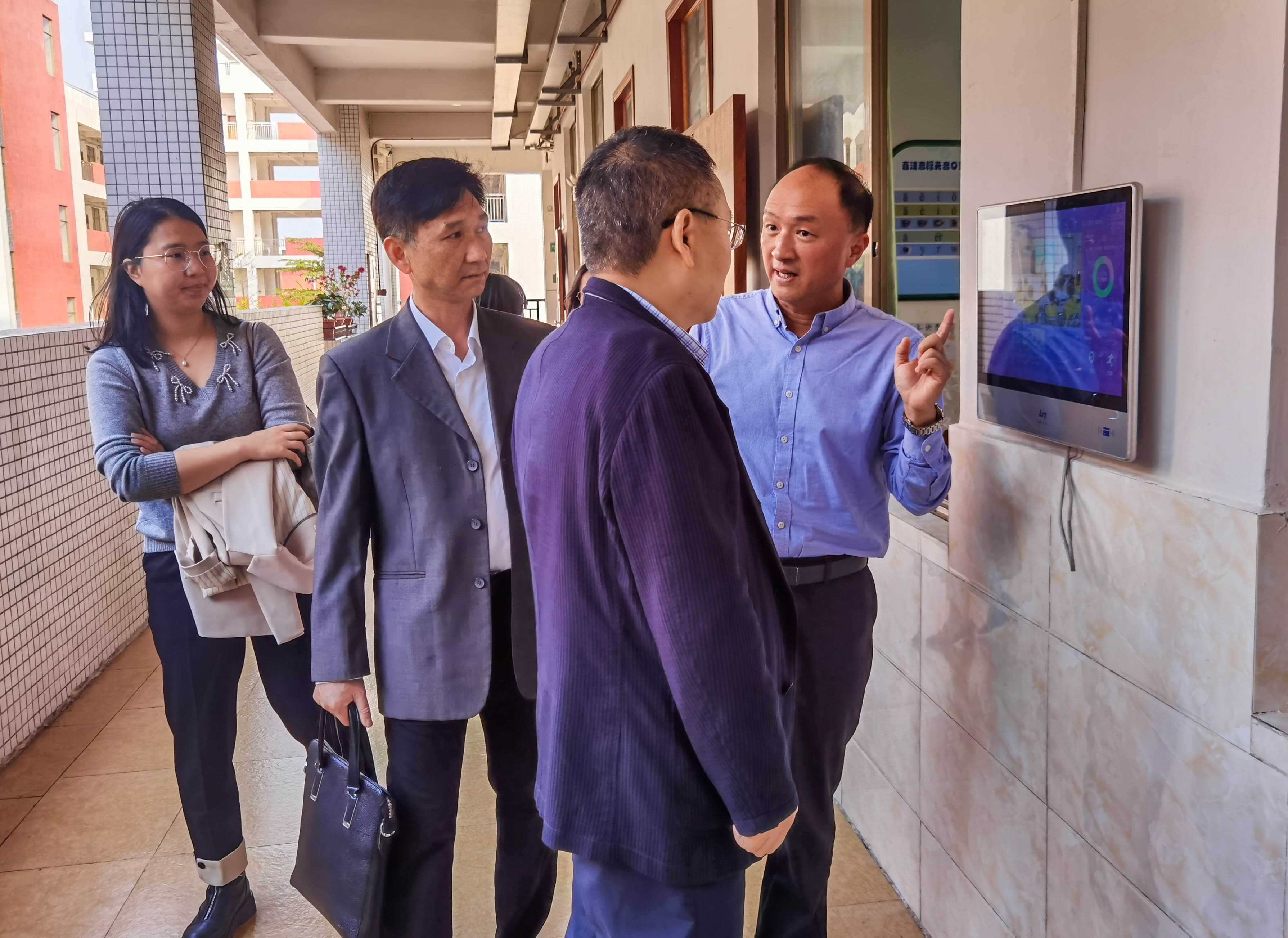 4.贾汇亮教授认真了解翠山湖实验学校的智慧校园建设进展.jpg