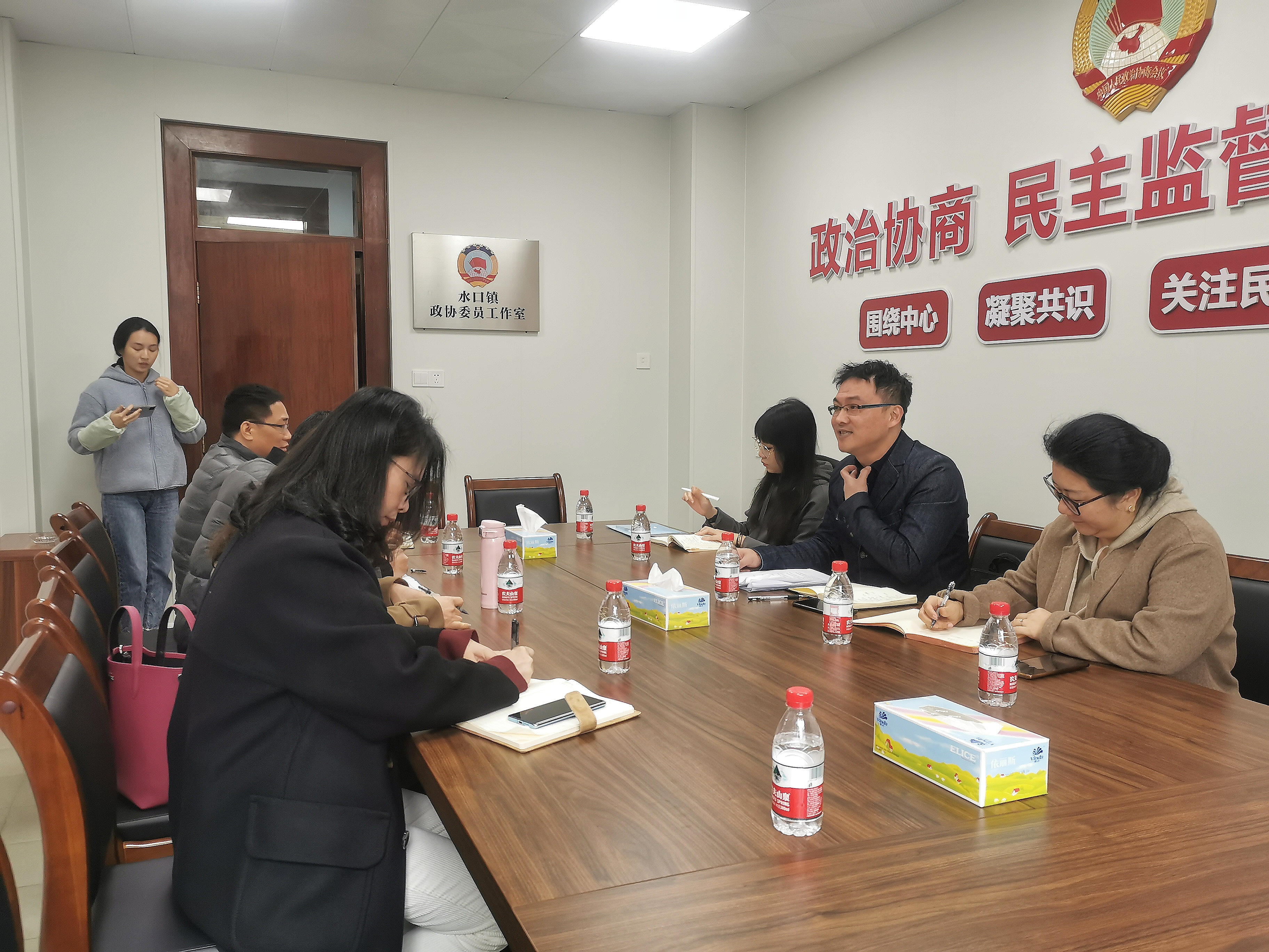 调研组一行听取工作汇报.jpg