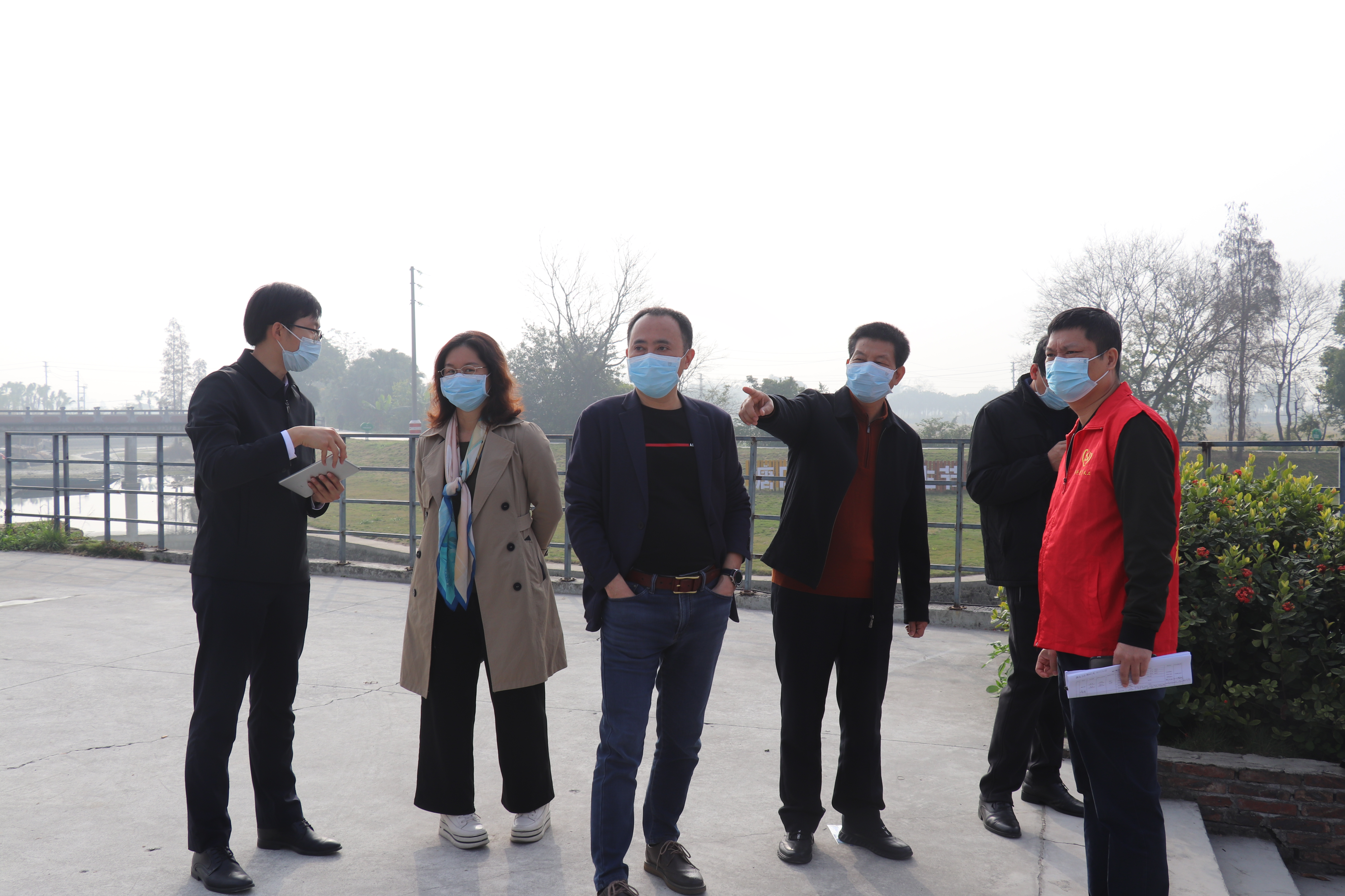 16日上午，江门市卫健局三级调研员曾子冉、开平市梁健芬副市长一行到塘口镇督导免费核酸筛查工作，现场提出指导意见。.jpg