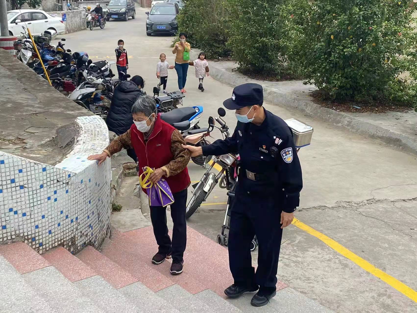 8、现场警务人员维持现场秩序以及帮助行动不便老人 (2).jpg