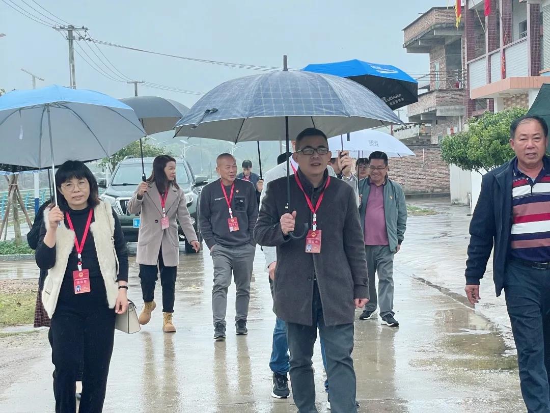 2视察水库移民工程.jpg