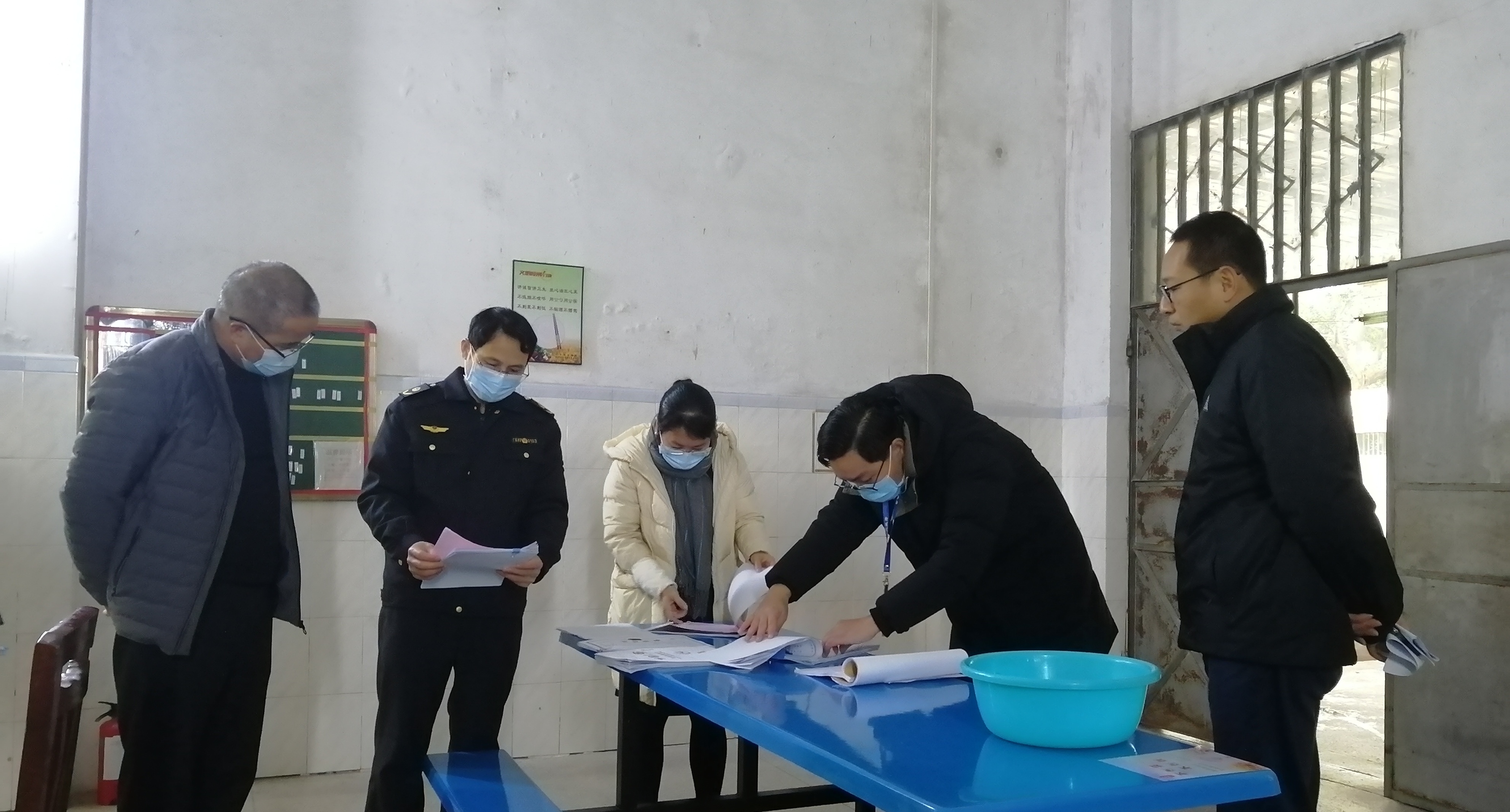 1黄巧娜同志带队开展2022年度春季校园食品安全检查行动.jpg