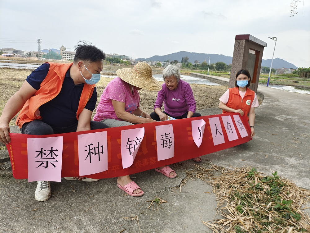 村民认真识别仿真毒品模型.jpg