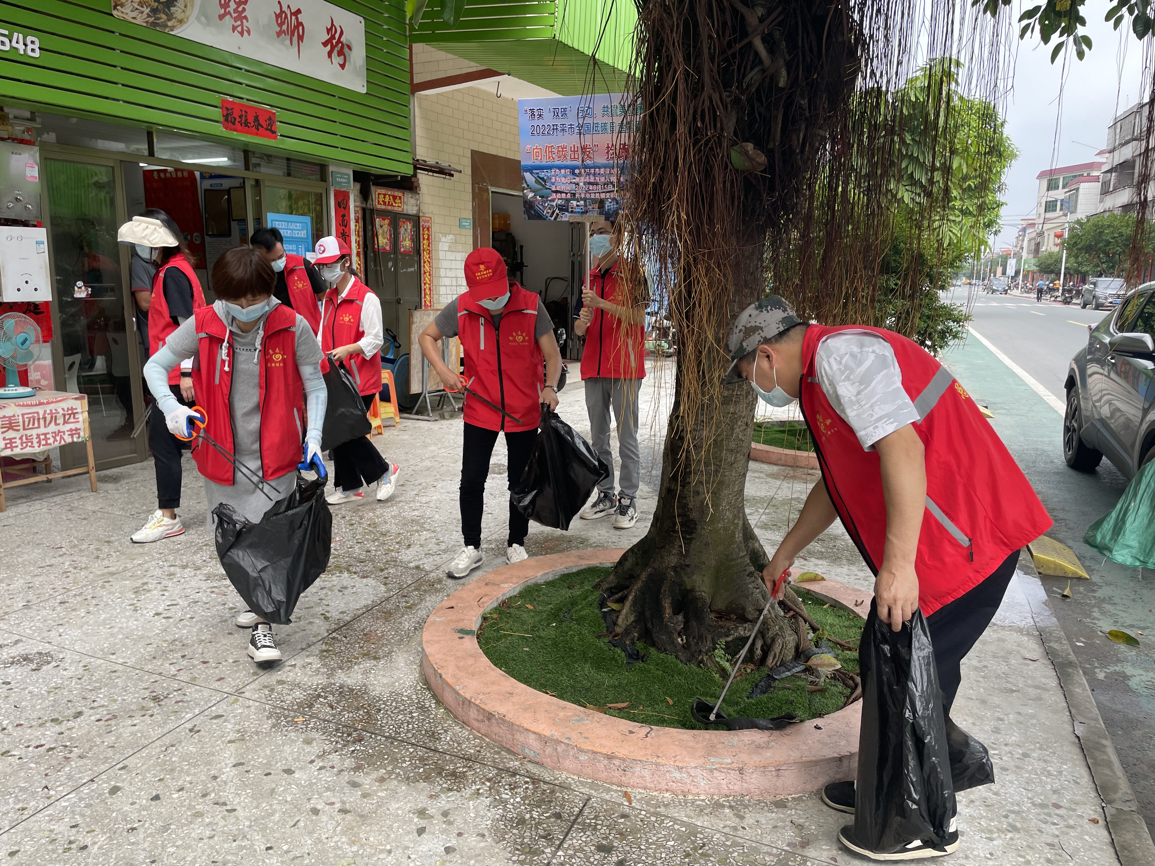 1龙胜镇党员志愿者们拿着垃圾袋、手持垃圾钳慢跑，捡拾碧道、河岸边的垃圾.jpg