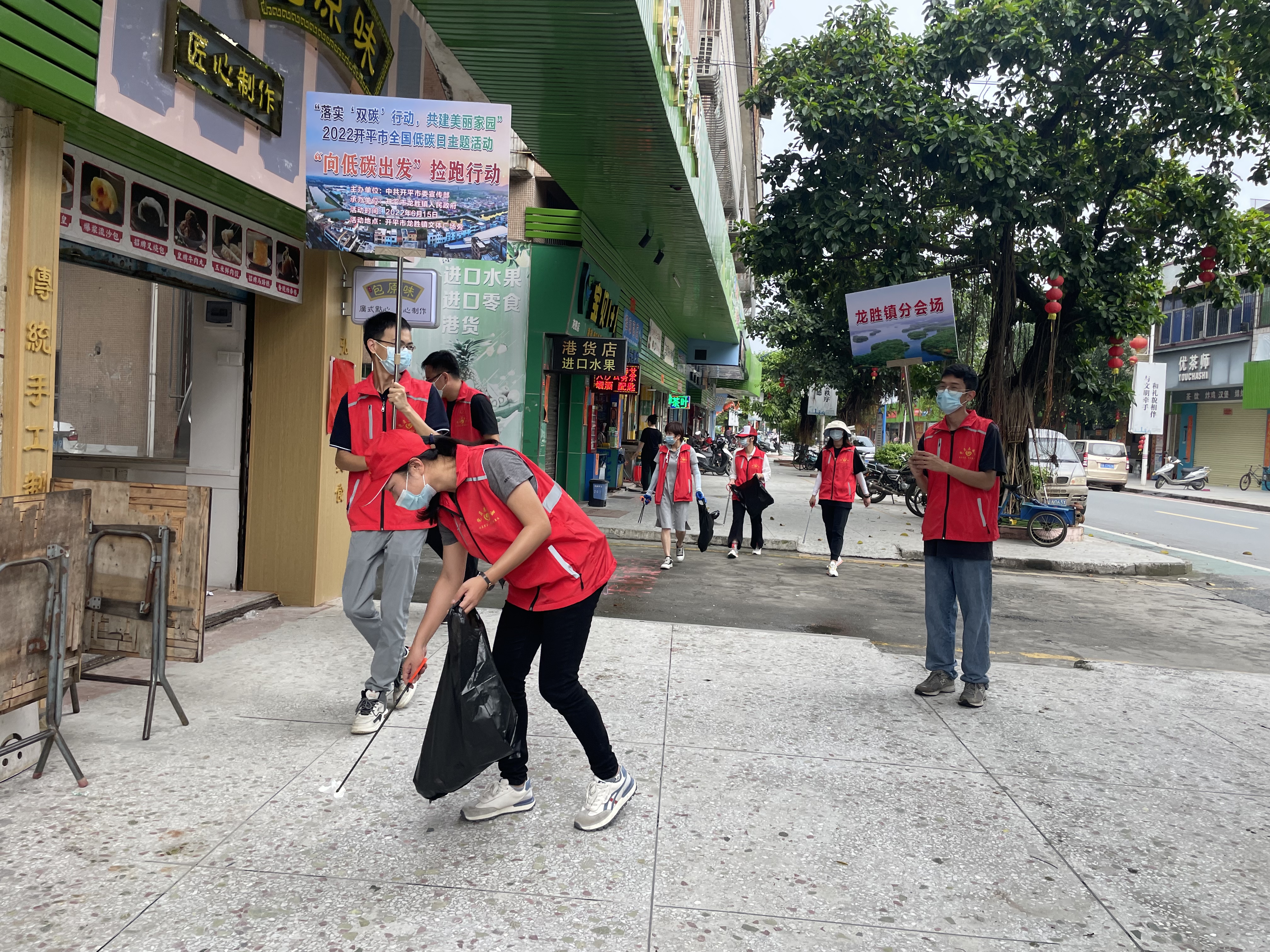 5党员志愿者在龙胜墟用脚步和行动向群众传达保护生态环境的号召.jpg