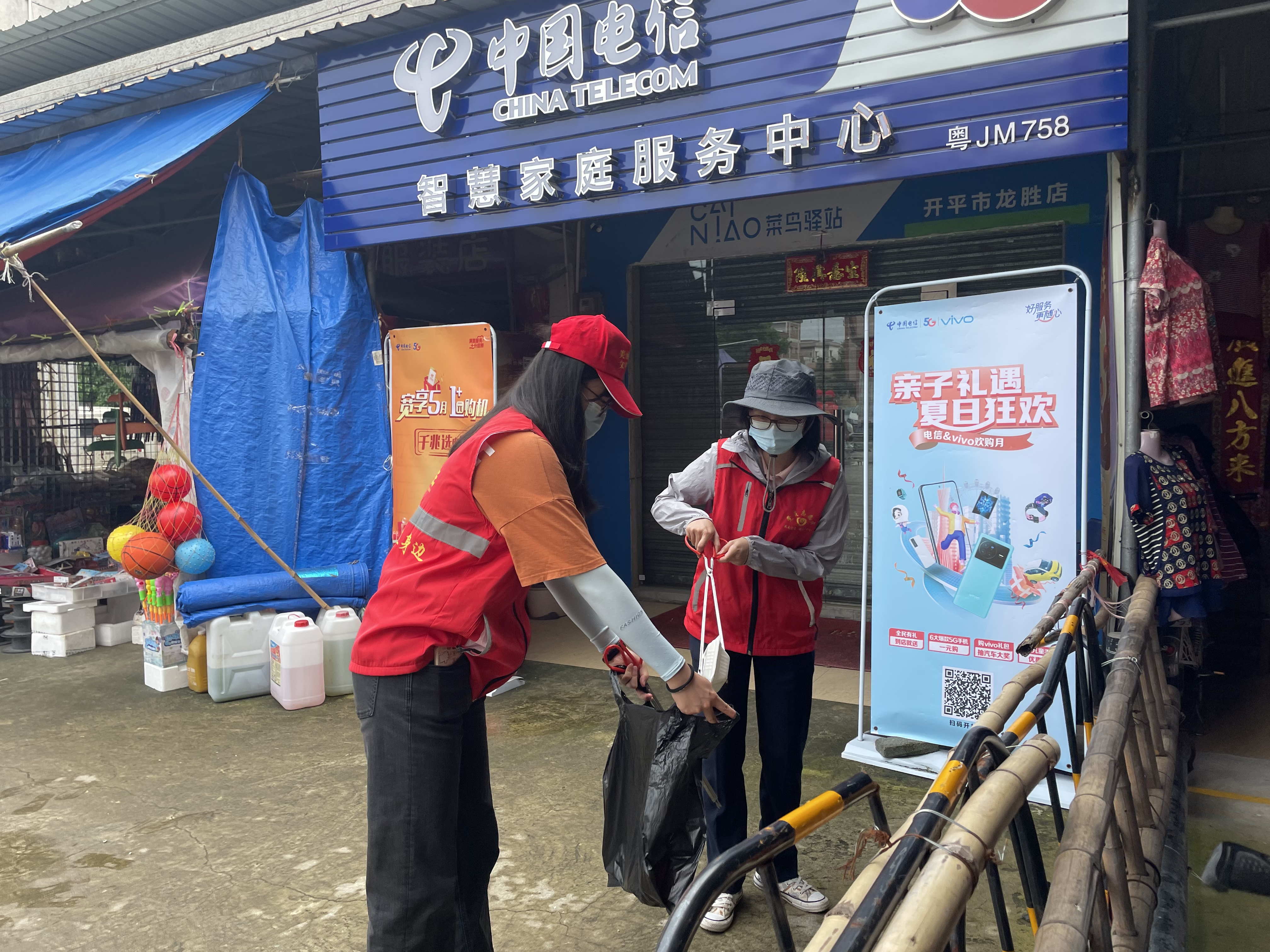 6党员志愿者低头弯腰清理垃圾的美好身影.jpg