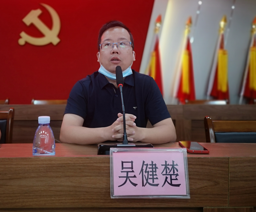 5龙胜镇规划建设办负责同志作业务解读。.png