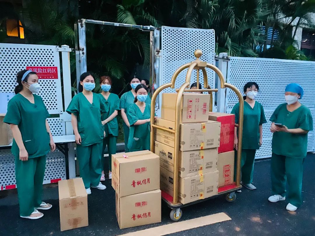 Kaiping caring enterprises donate food for festivals to condolences to frontline staff