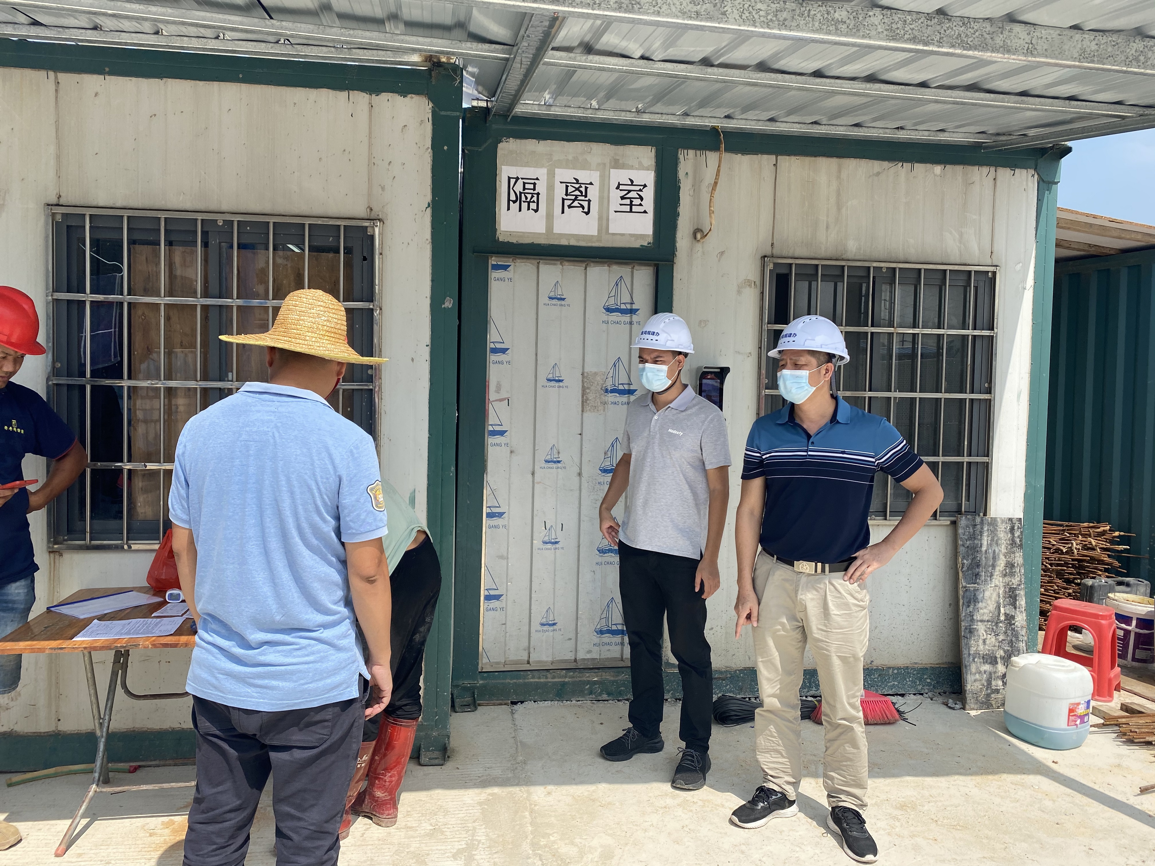 党委委员何宏振到辖区内在建工地开展节后疫情防控和安全生产检查工作.jpg