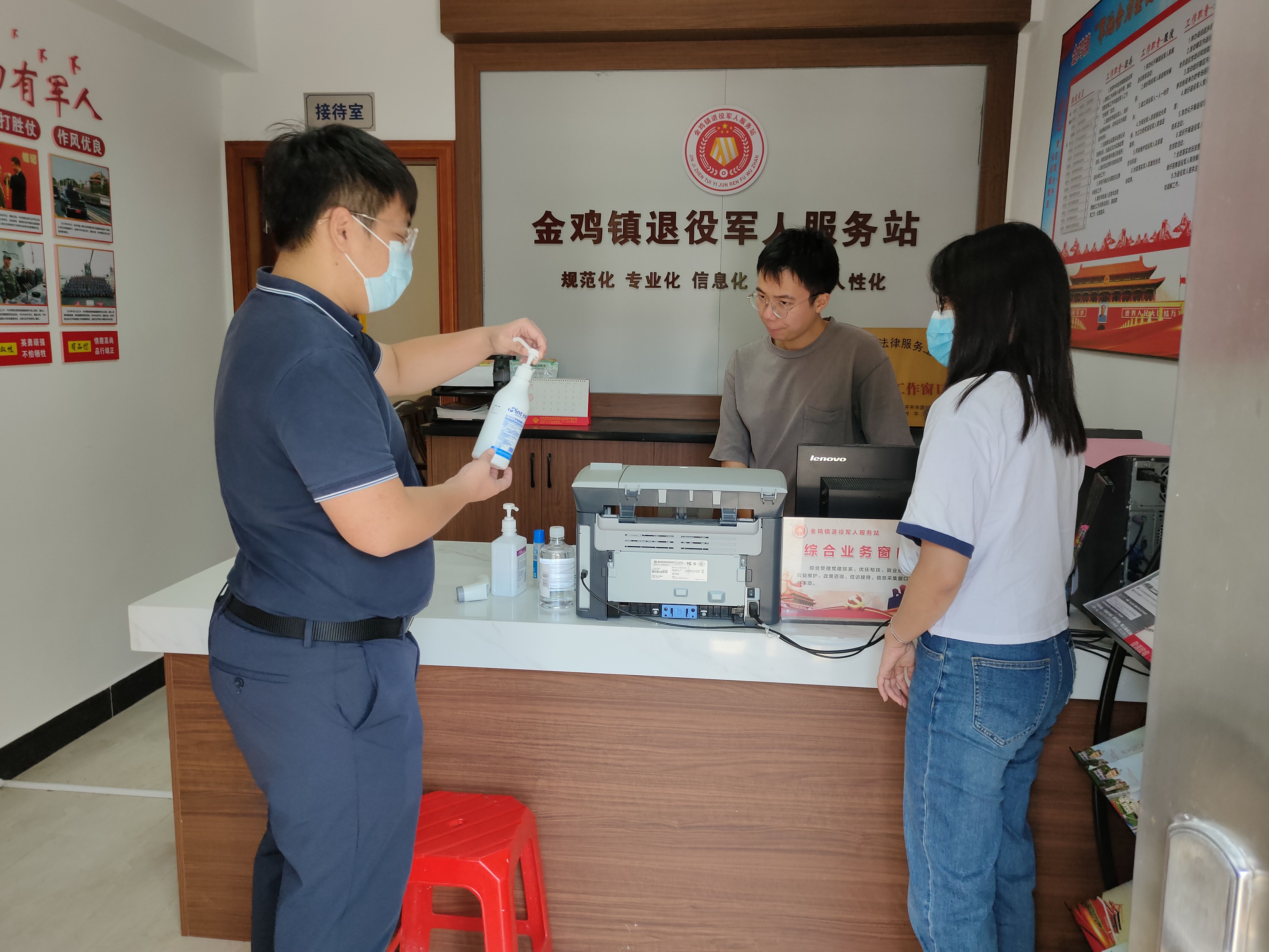 副镇长刘嘉阳到镇府各部门检查返岗人员防疫工作情况.jpg