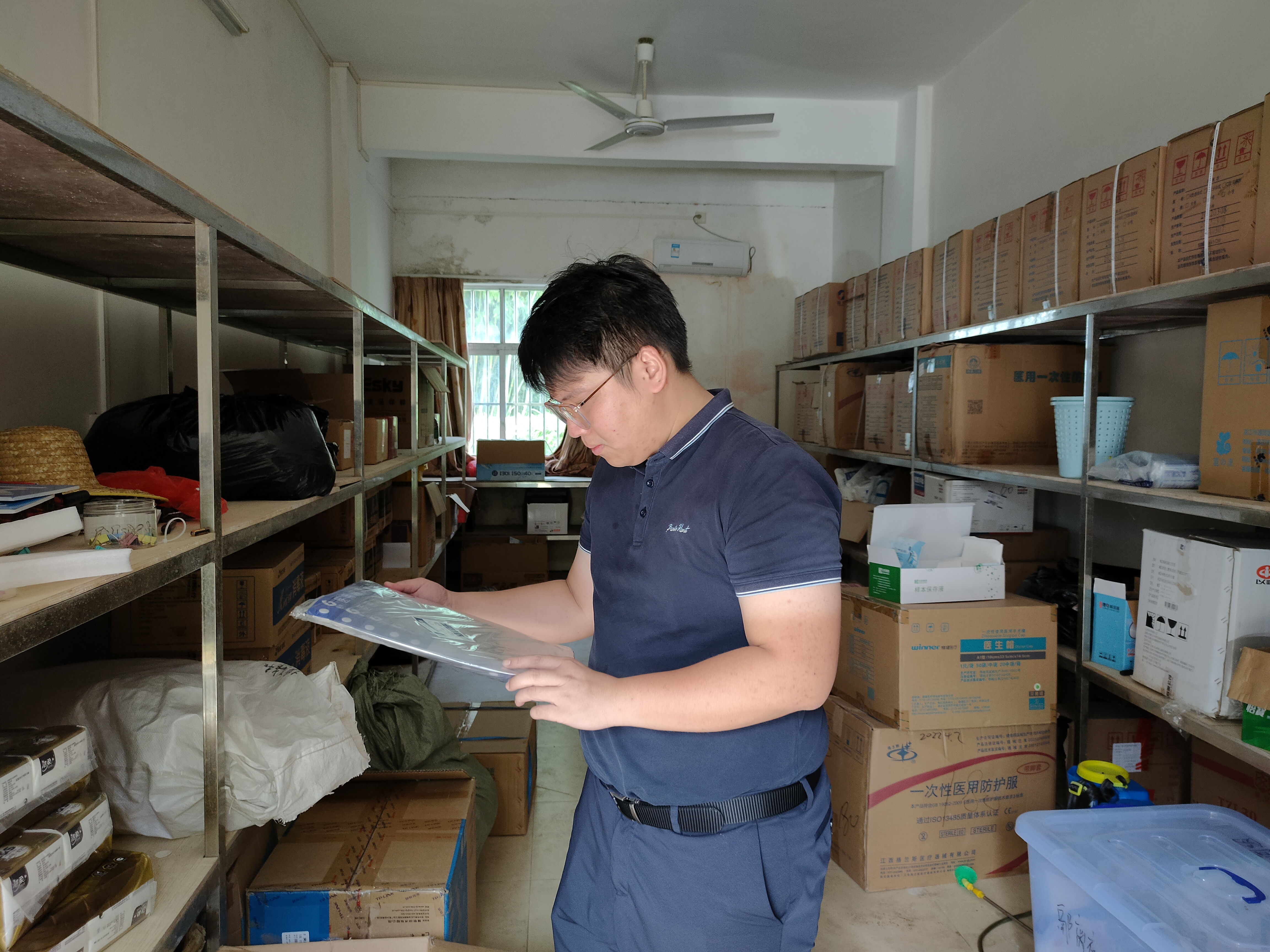 副镇长刘嘉阳检查防疫物资储备情况.jpg