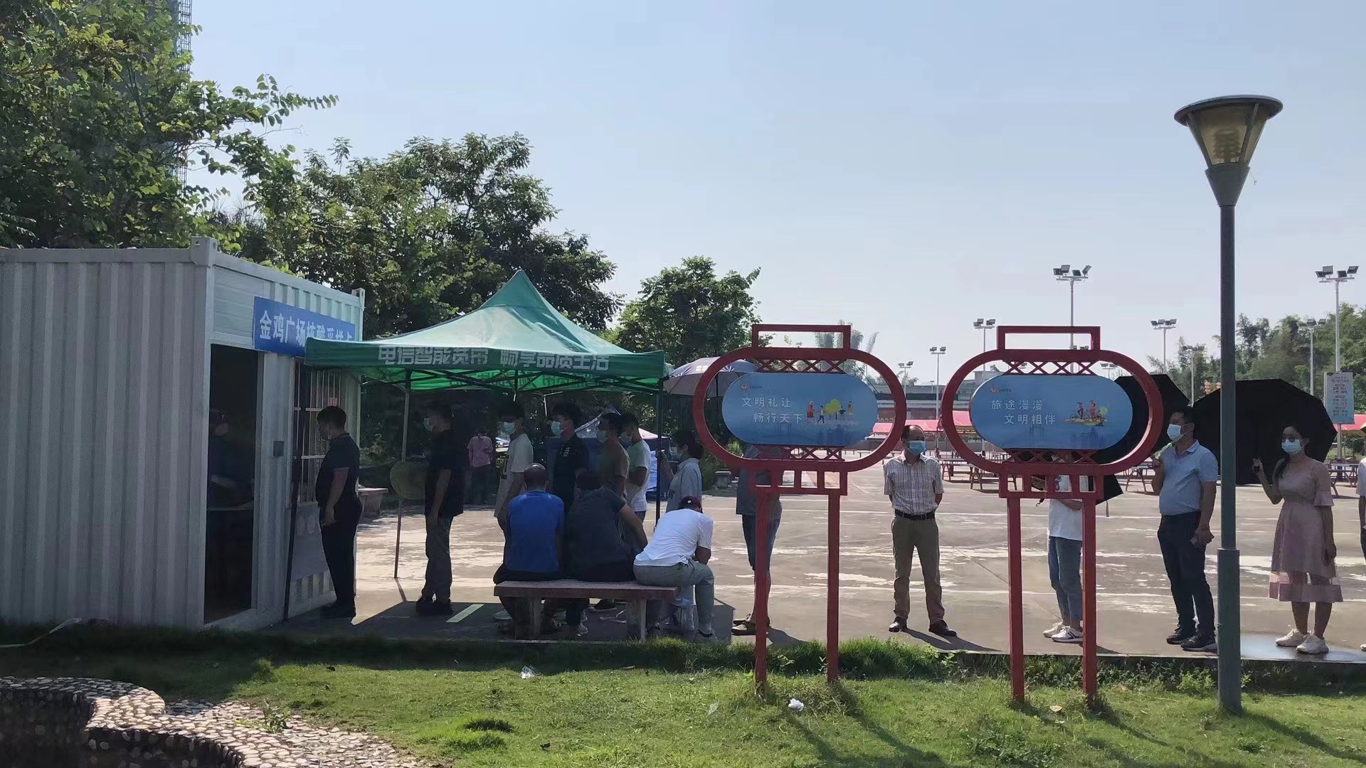 金鸡镇文化广场便民核酸检测点有序进行核酸检测.jpg