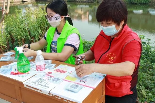 为辖区老人制作“便民核酸卡”